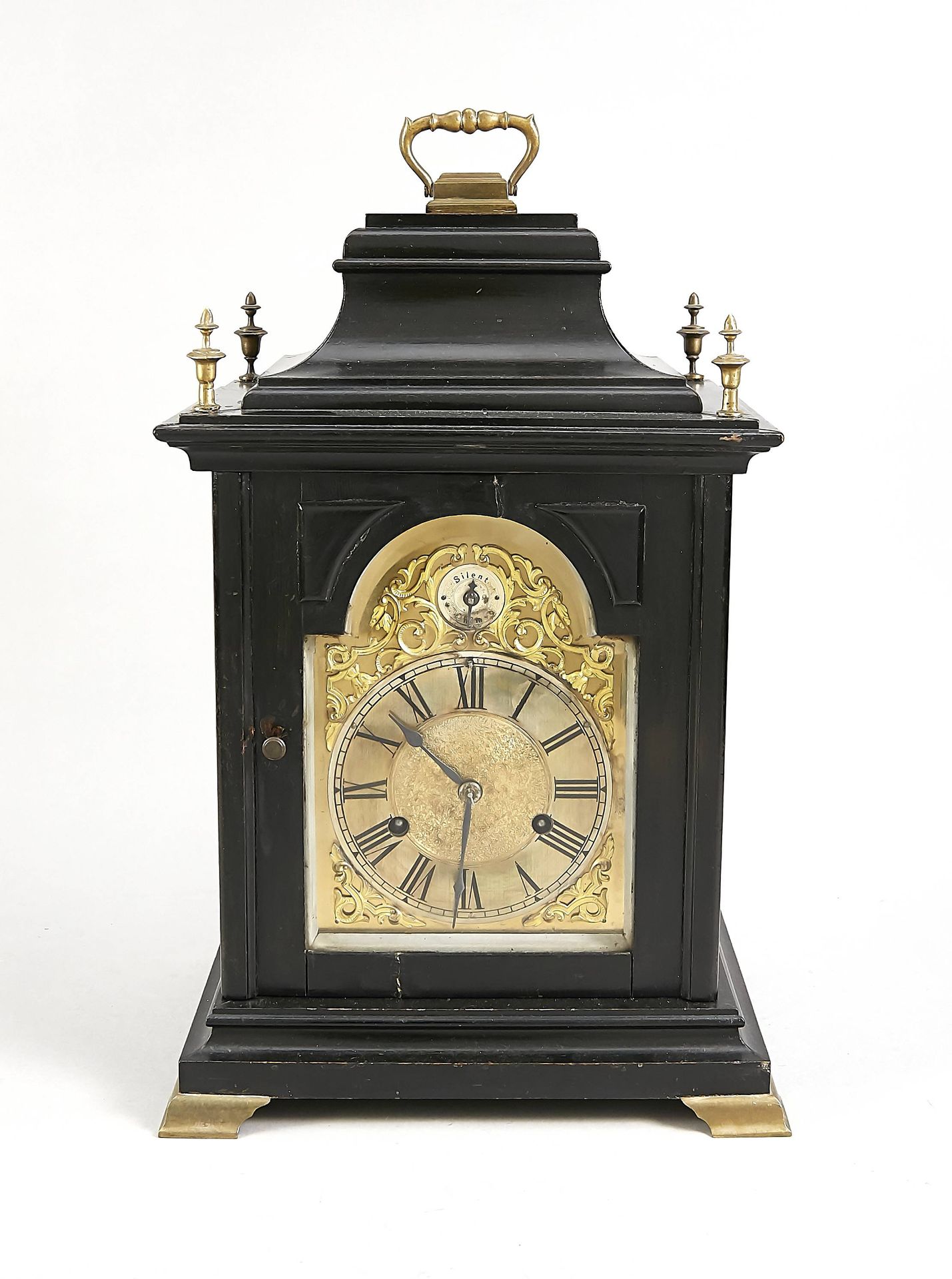Null 英国时钟，乌木表壳，上面有黄铜配件和把手，侧面有声音窗口，罗马黄铜表盘，德国机芯，来自一家存在到1914年的西里西亚时钟厂，正在运行，高47厘米，宽2&hellip;