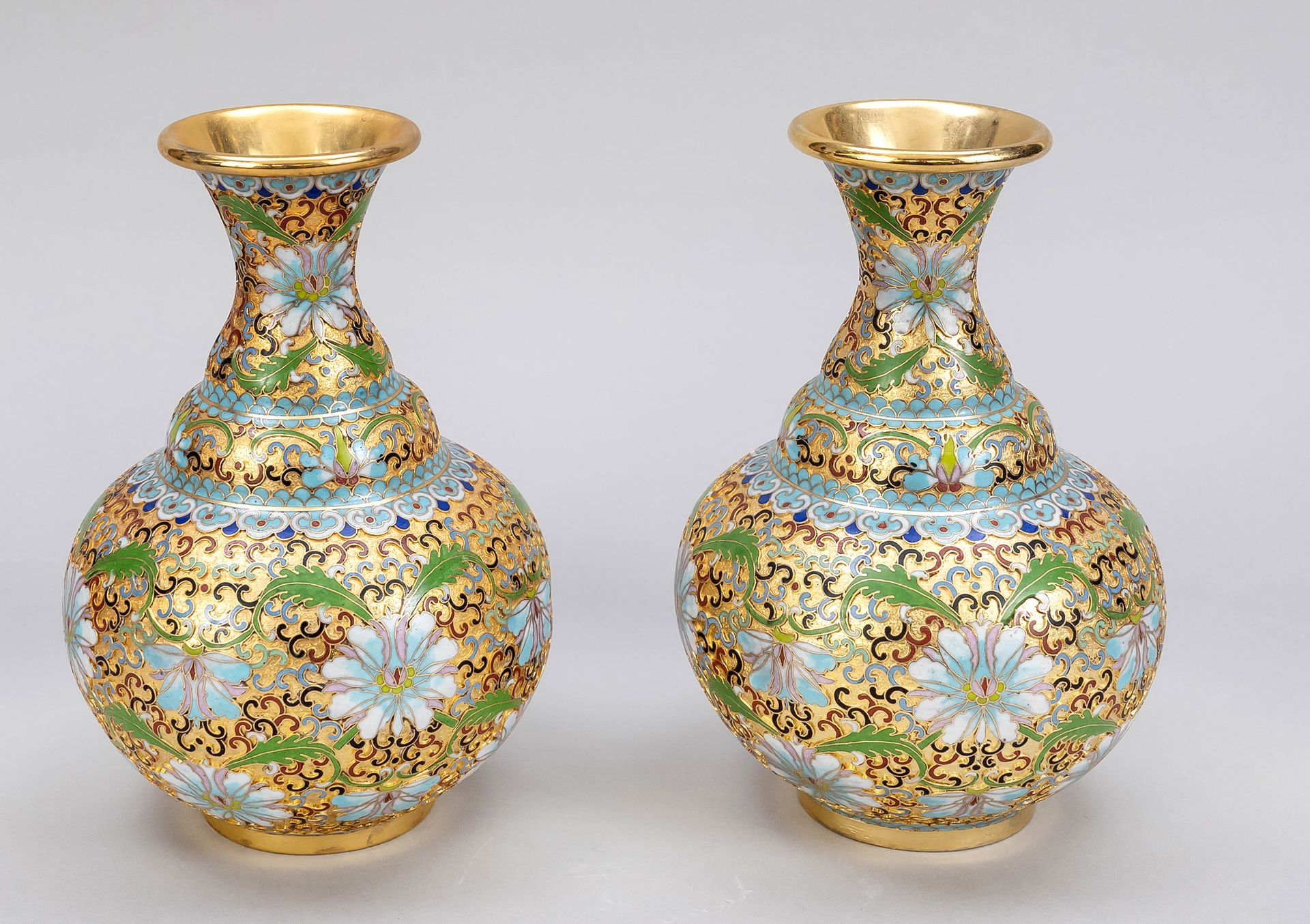 Null Paire de vases cloisonnés Champ-levé, Chine, XXe s. Décorés sur le pourtour&hellip;