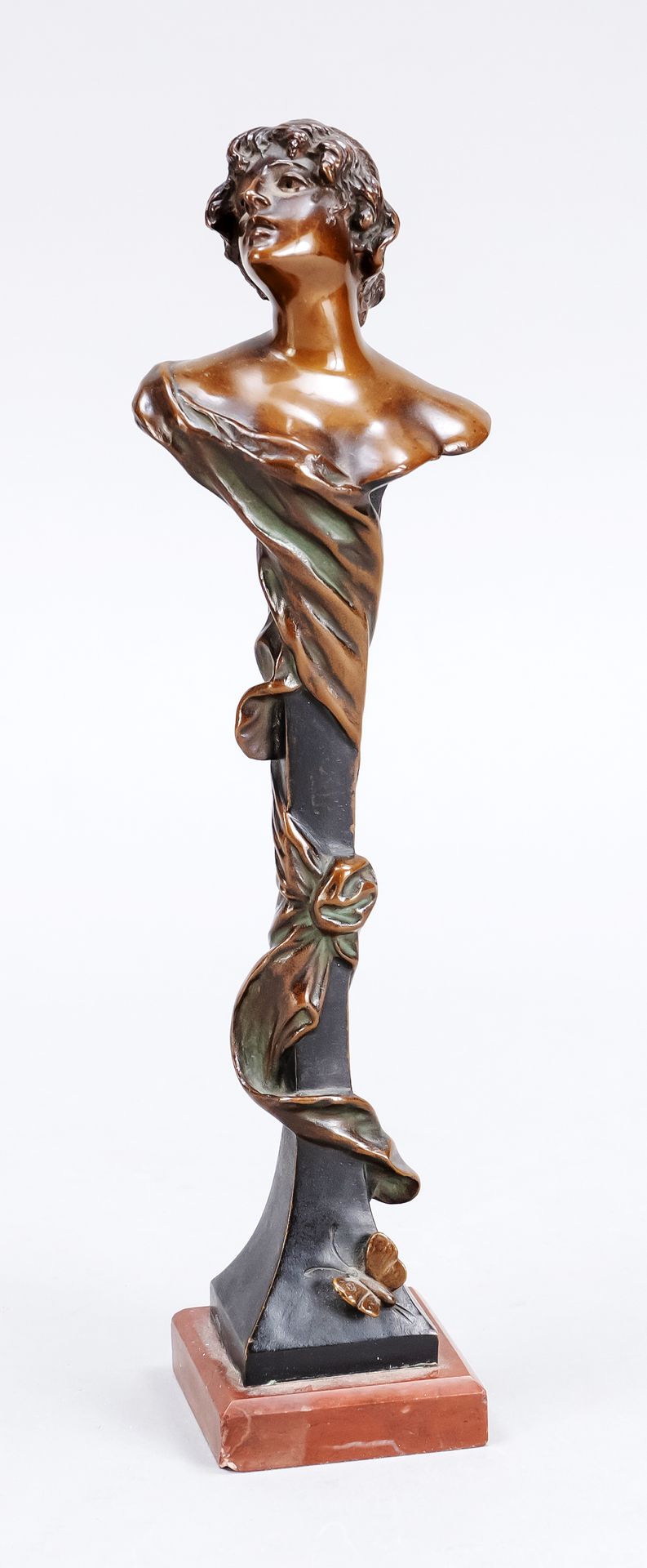 Null Anonymer Bildhauer des Art Nouveau um 1900, hohe Stele mit der Büste einer &hellip;