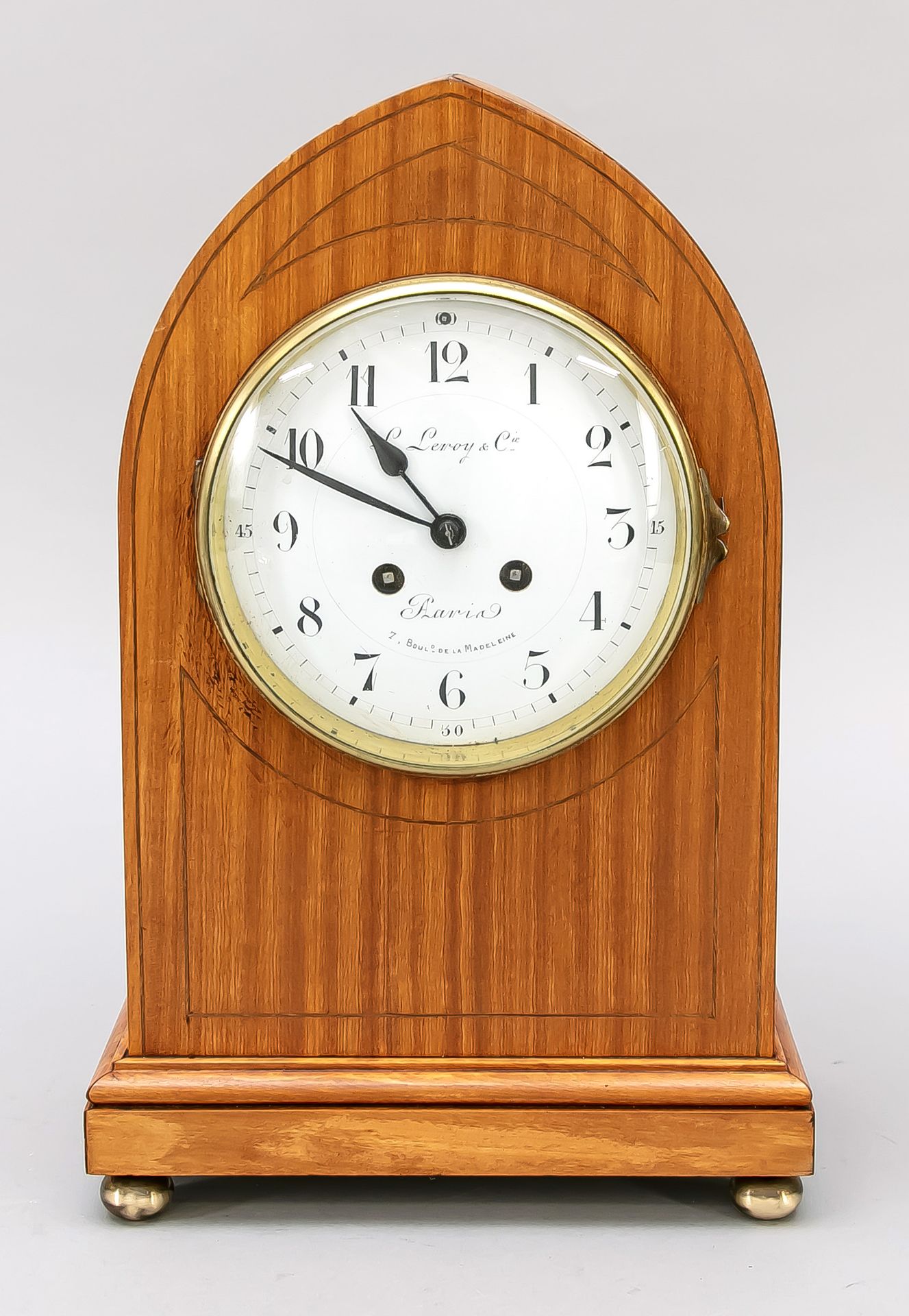 Null 嵌有螺纹的木制台钟，形状为主教帽，标有Leroy & Cie.巴黎，编号22862，19世纪下半叶，白色珐琅表盘上有黑色的阿拉伯数字和发黑的指针，镀金&hellip;