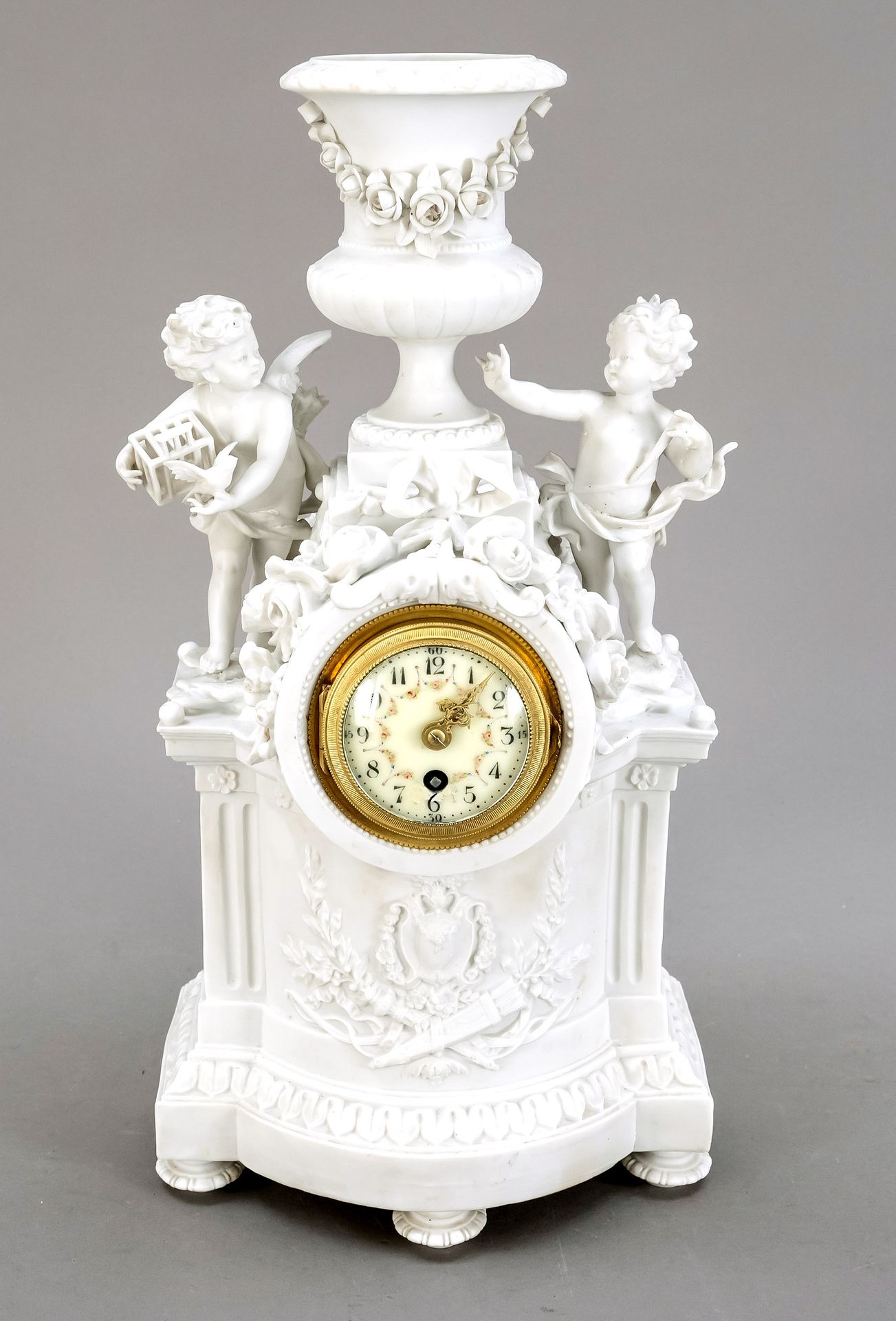 Null français. Pendule en porcelaine biscuit, vers 1900, décorée de roses et de &hellip;