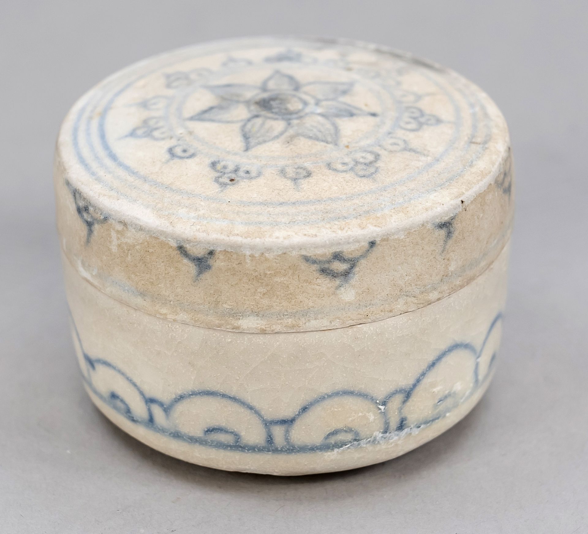 Null 蓝白盖盒（会安会），越南，可能是15/16世纪。 盒盖上有钴蓝色的装饰，花纹以圆圈为边，下部有波浪装饰，高4/D. 5.5厘米