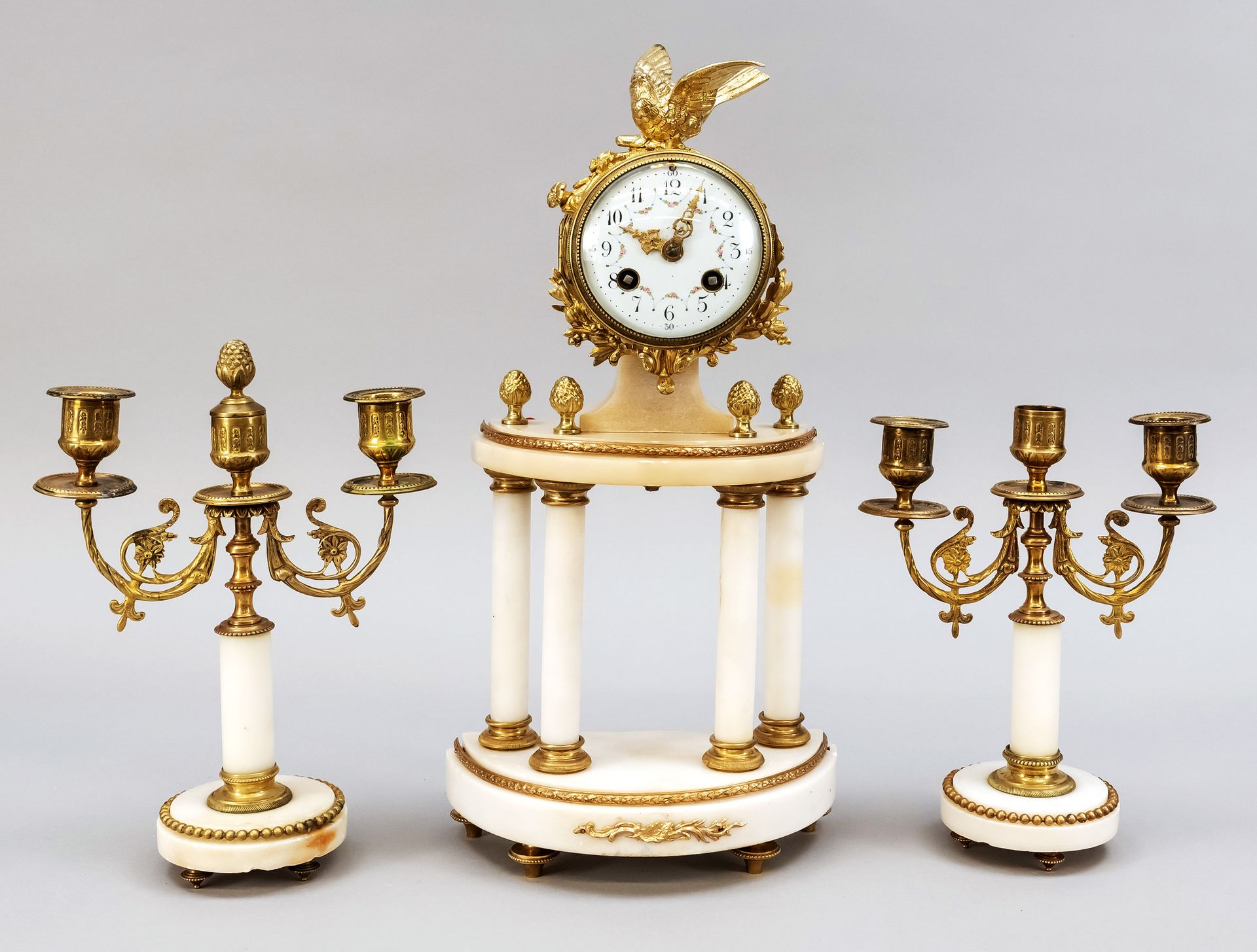 Null French. Columnar pendulum with 2 candlesticks, white marble, slightly bumpe&hellip;