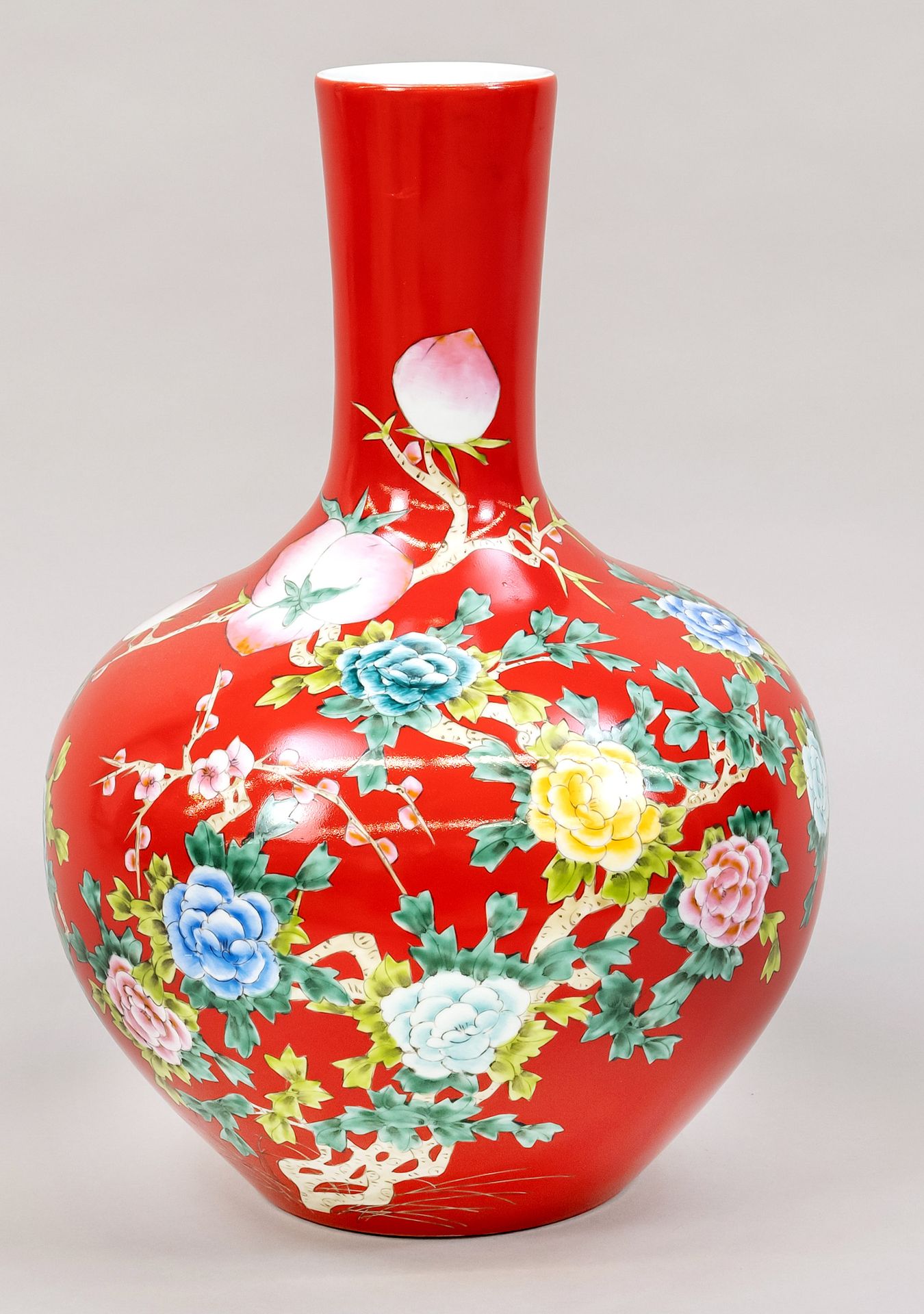 Null Vaso Famille Rose a fondo rosso, Cina, XX/21° secolo, decorato tutt'intorno&hellip;