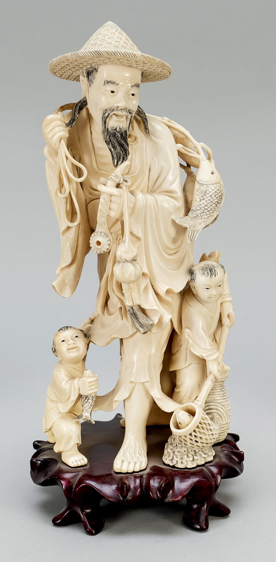 Null 象牙组，中国，19世纪末，渔夫和他的两个儿子。丝雕，局部有镂空，部分发黑（头发/胡须）。安装在深色硬木的弧形底座上，有小胶点，高。(带底座) 29厘米