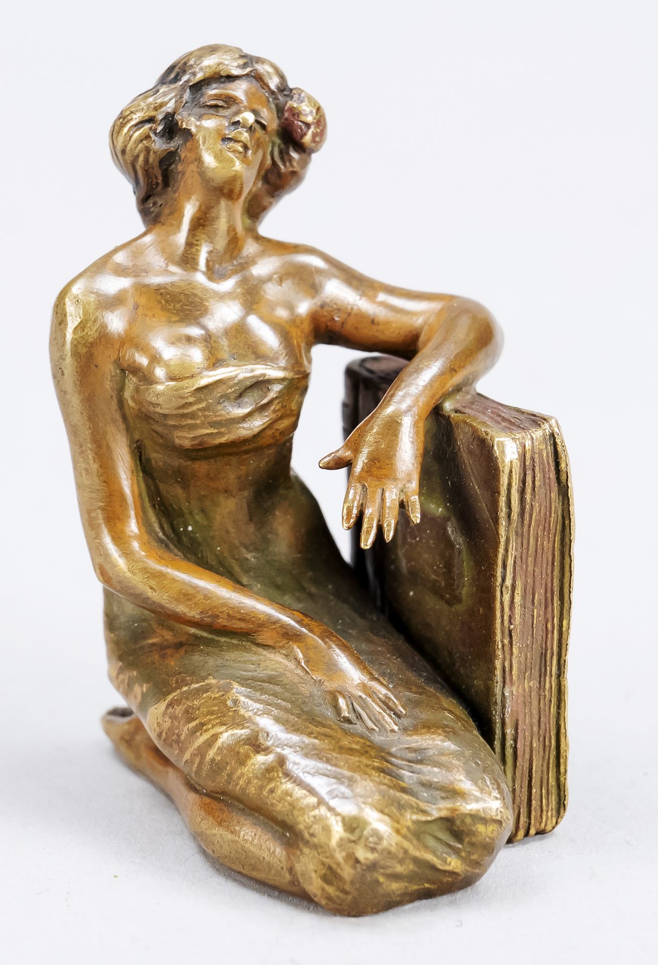 Null French small bronze of Art Nouveau around 1910, kneeling woman leaning on a&hellip;