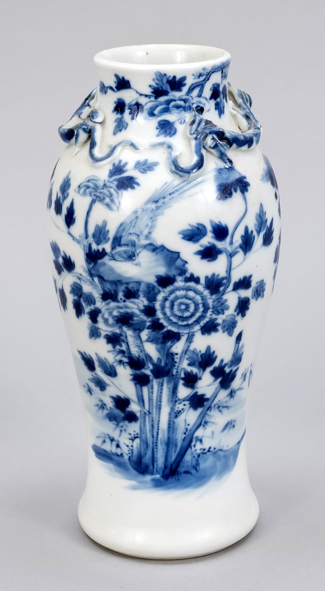 Null 青花图案的花瓶，中国，17/18世纪（康熙/清）。略带肩部的形式，有应用的旗袍，装饰有花丛中的鸟，高22厘米。