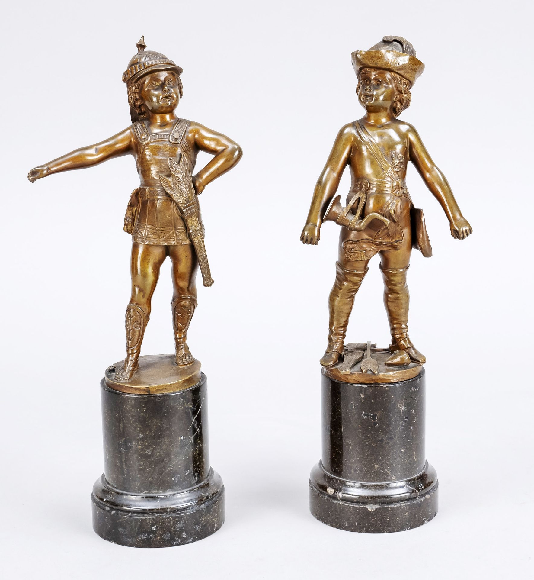 Null 19世纪末的匿名雕塑家，一对乔装打扮的孩子，绿褐色的铜制蛇形柱子（有磕碰），无签名，手臂缺失，高25厘米。