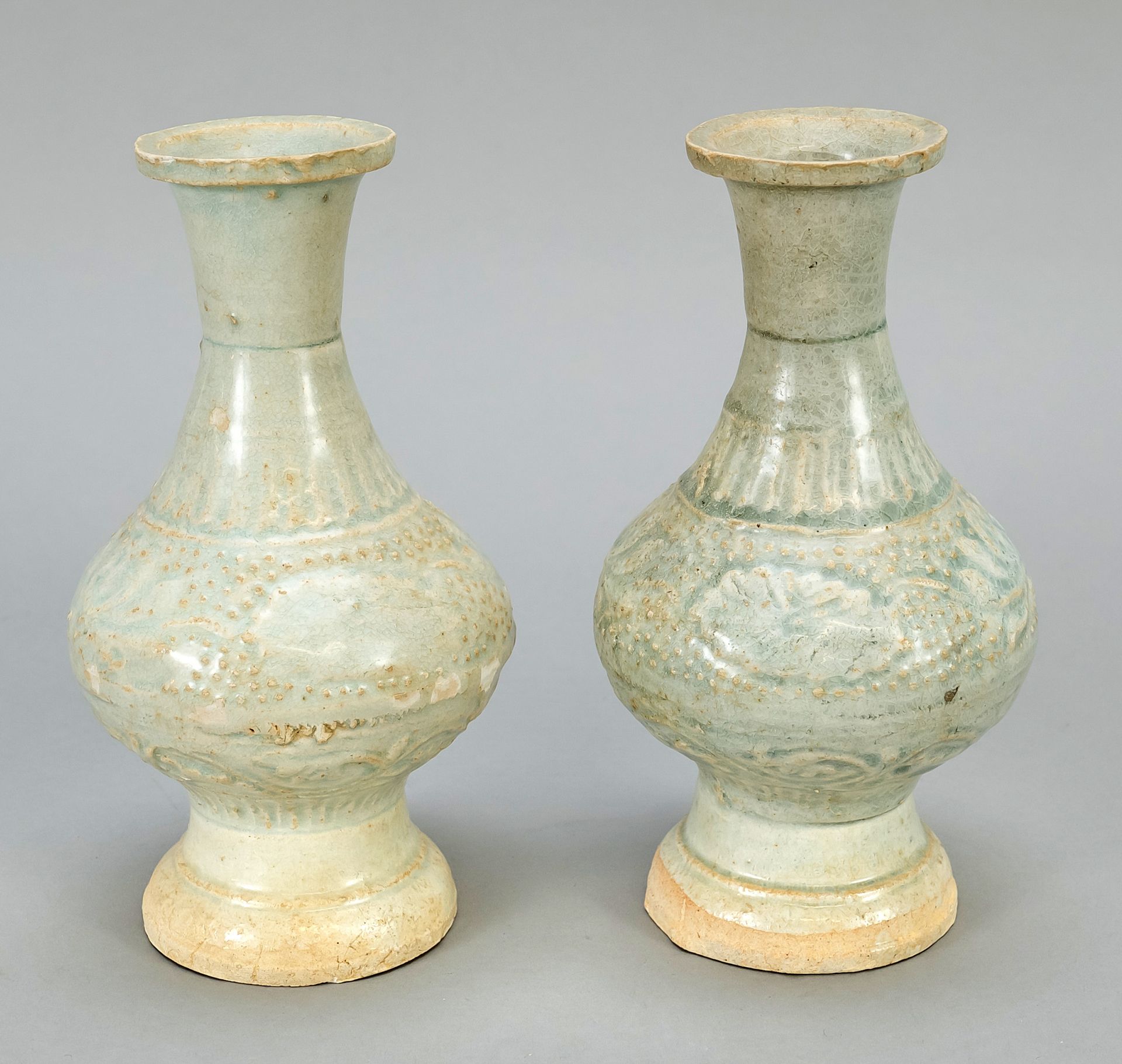 Null 一对青白瓷花瓶，中国，年代不详（宋代）。浅色器身，半透明的浅蓝色釉面。无釉足环，高19厘米。