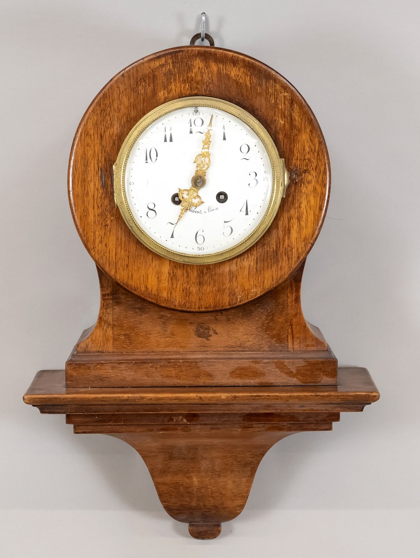 Null 挂钟，橡木，约1900年，有固定的底座，标有Greberti a Paris，白色珐琅表盘上有阿拉伯数字和镀金的指针，刻面的圆顶玻璃在镀金的对角玻璃边&hellip;
