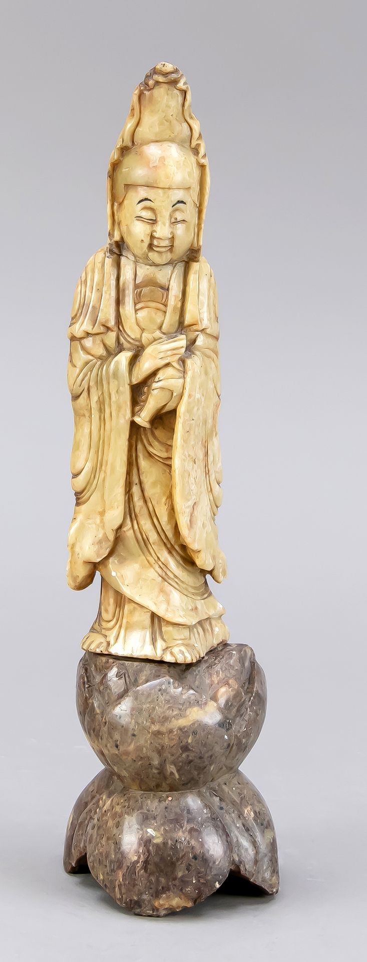 Null Soapstone figure of a Guanyin, China, 1st half 20th c., mounted on a lotus &hellip;