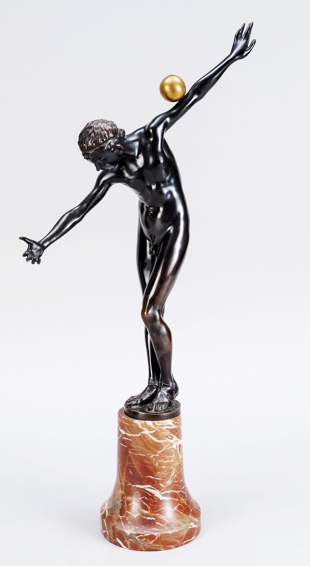Null 签名：Pieper，雕塑家，约1920年，男性裸体平衡球，黑色钝化的青铜，签名在圆形基座上，大理石底座，高38，重50.5厘米