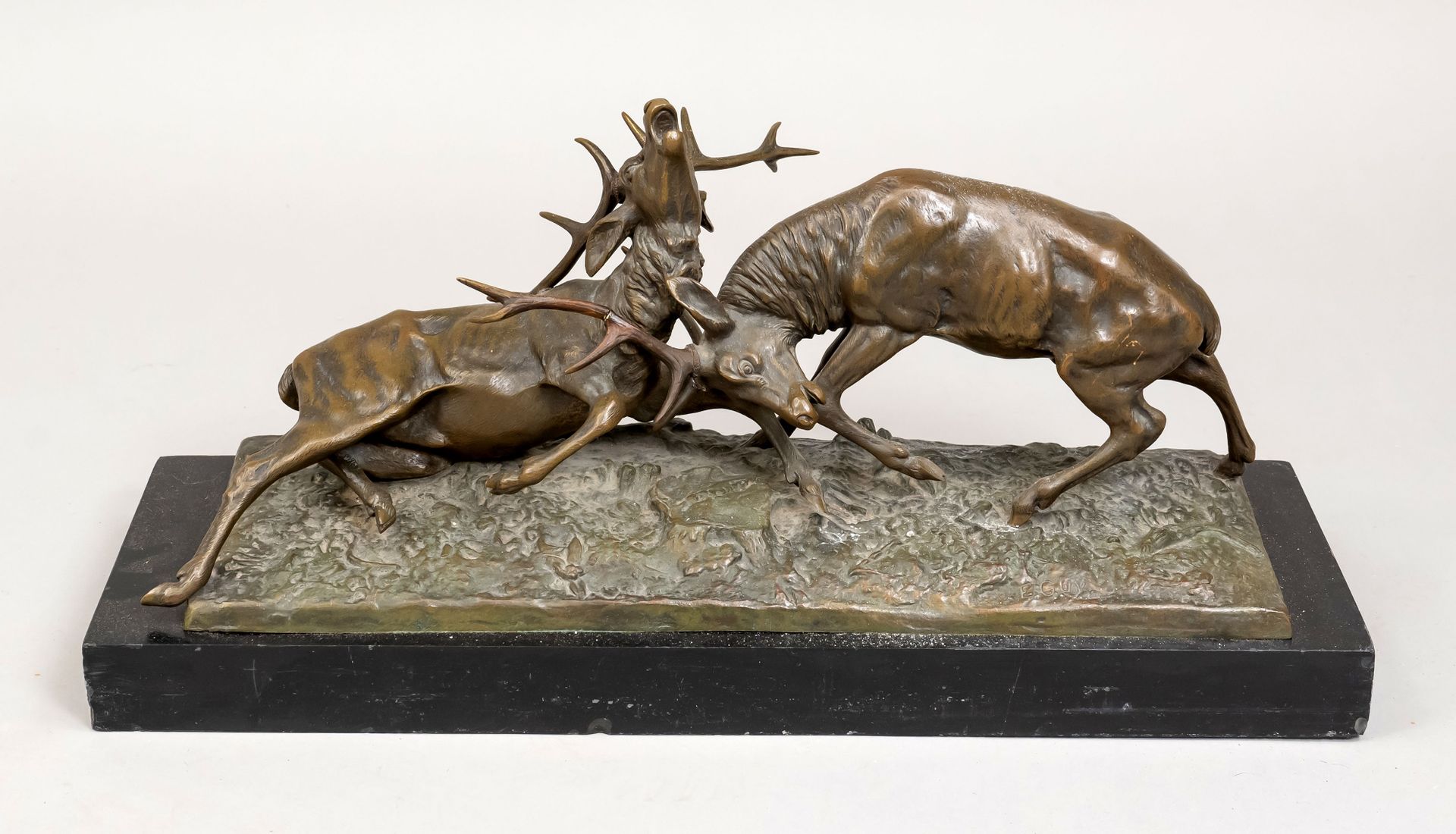 Null E.盖伊，雕塑家，20世纪初，地形基座上的战斗雄鹿，里面有签名，黑色大理石基座上的青铜镀层，宽62厘米