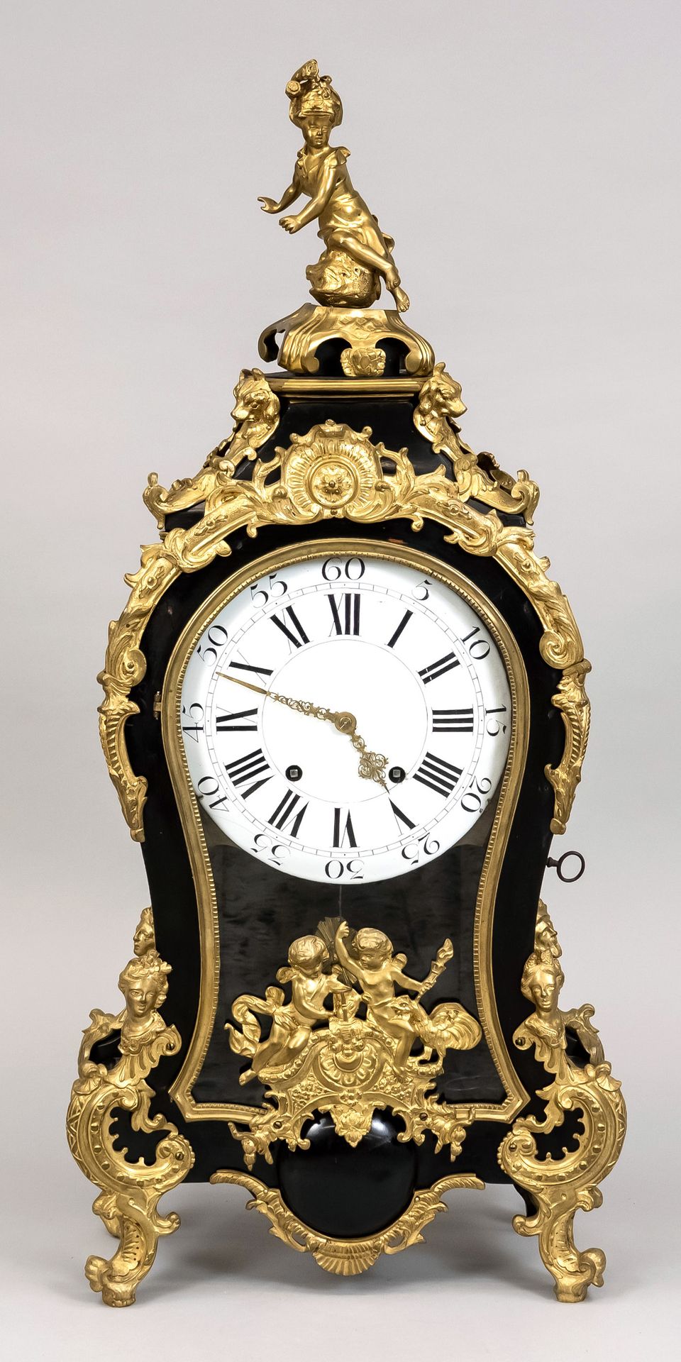 Null 大型台钟，19世纪上半叶，应用镀金的黄铜装饰元素，如普提，妇女的头和花卉元素，冠以带花的普提，在玻璃后面的白色珐琅表盘上有黑色的罗马数字，在6点钟位置&hellip;