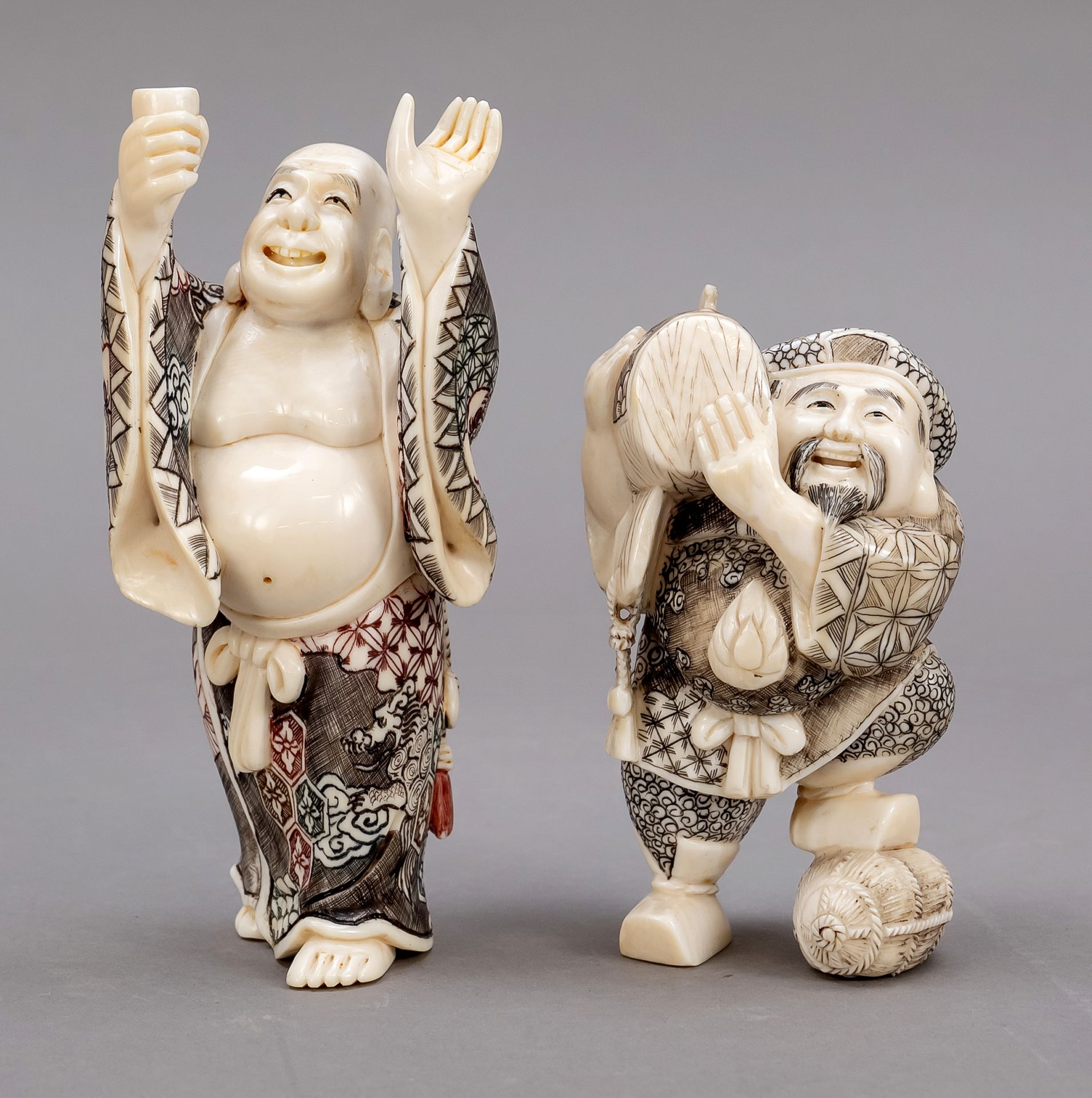 Null 2 okimonos, Japon, vers 1900 (Meiji), sculpture en ivoire avec des décors i&hellip;