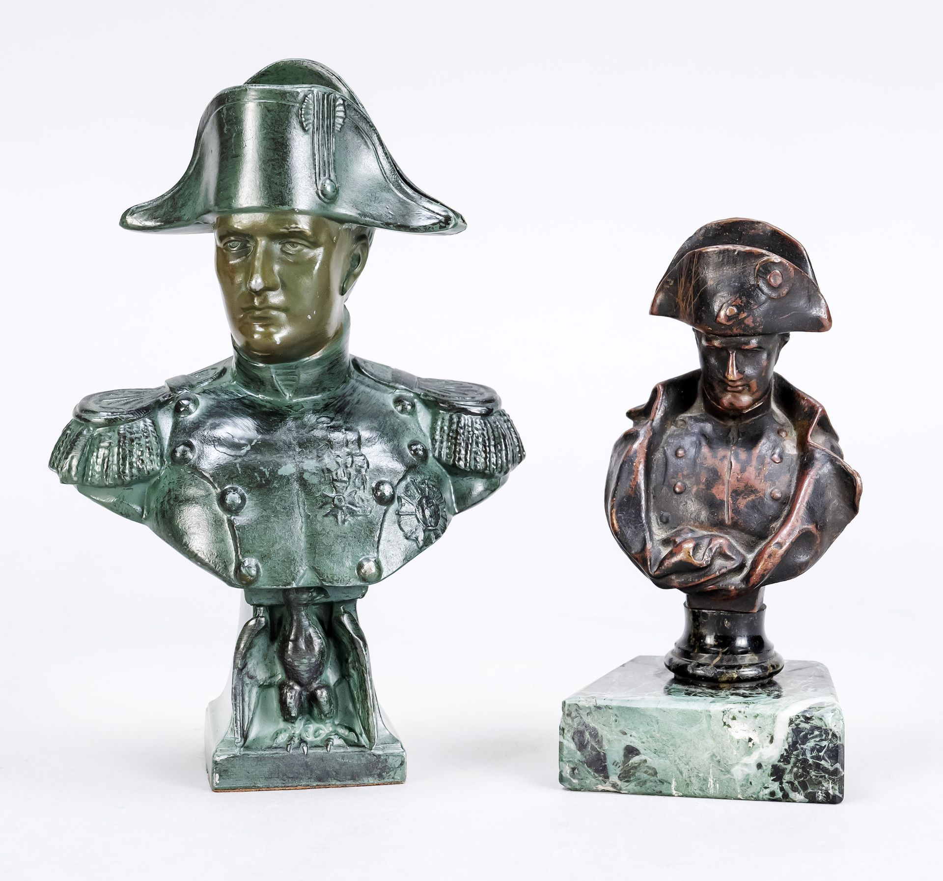 Null 两件拿破仑的小半身像，由19世纪不同的雕塑家创作，花岗岩底座上的带绿色光泽的铸造金属和深色光泽的青铜，经过摩擦，高度为16厘米。