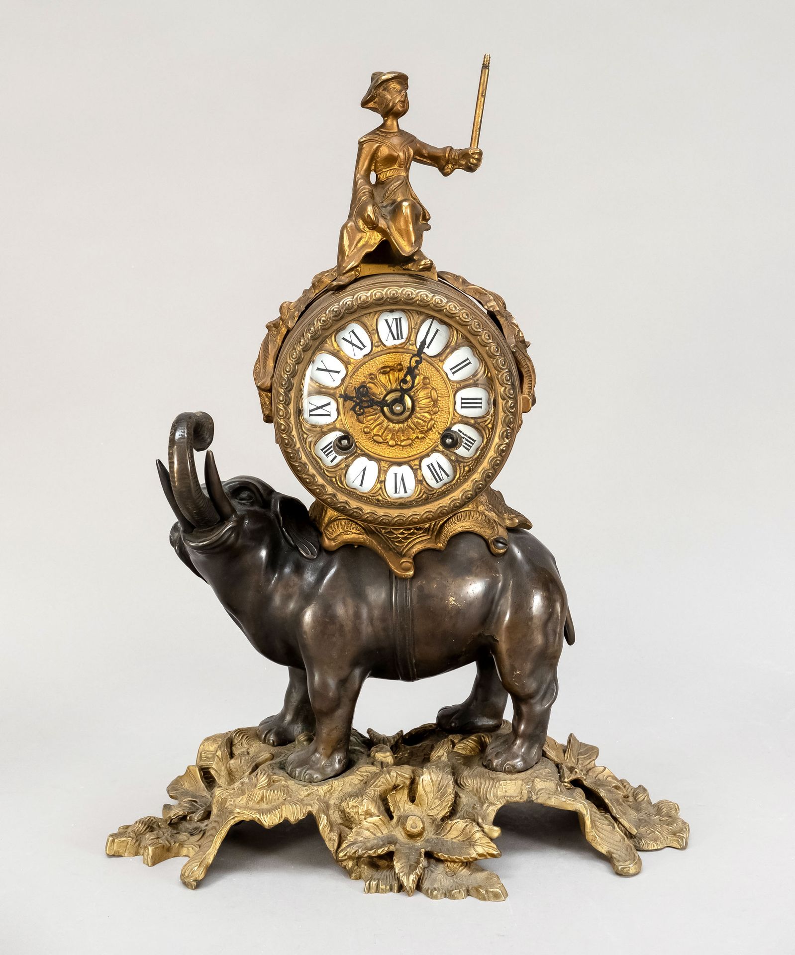 Null Pendule à personnages, 20e siècle, éléphant en bronze portant un tambour d'&hellip;