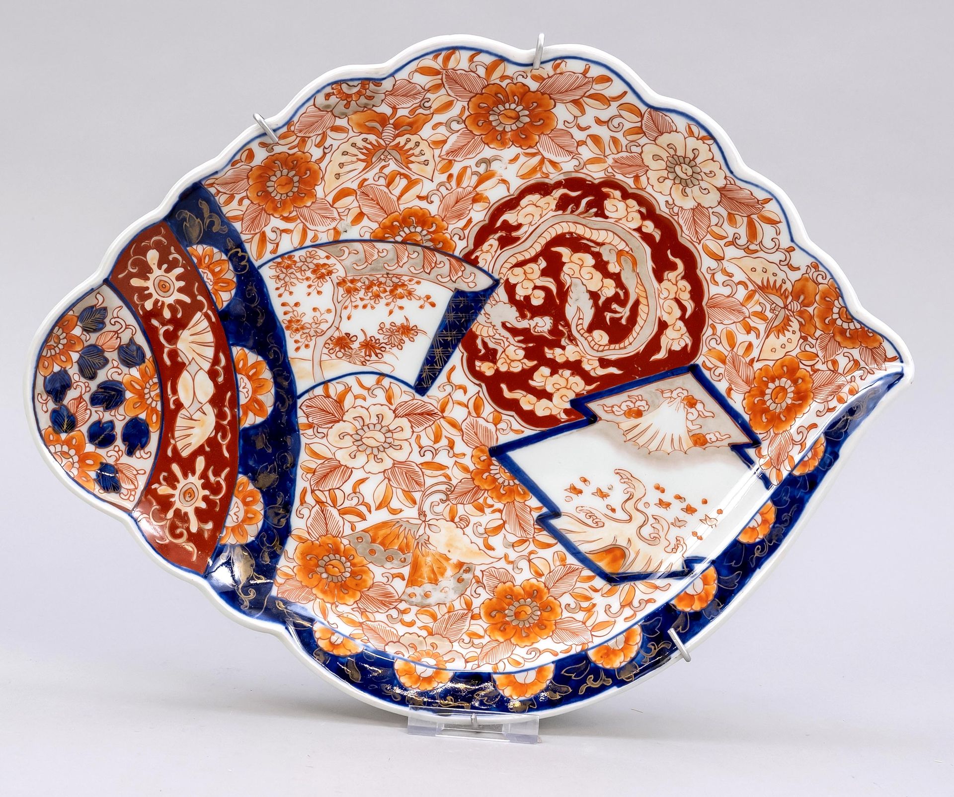 Null 贝壳形伊万里盘，日本，19世纪，底部和釉面上方有典型的装饰，带壁挂，37 x 28厘米。
