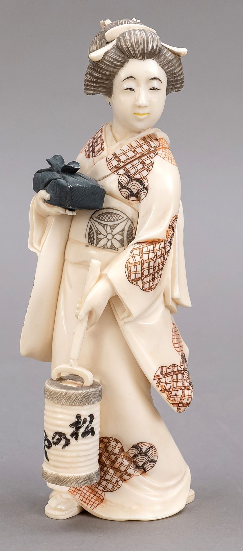 Null Okimono di una geisha, Giappone, inizio XX secolo, avorio con decorazioni i&hellip;