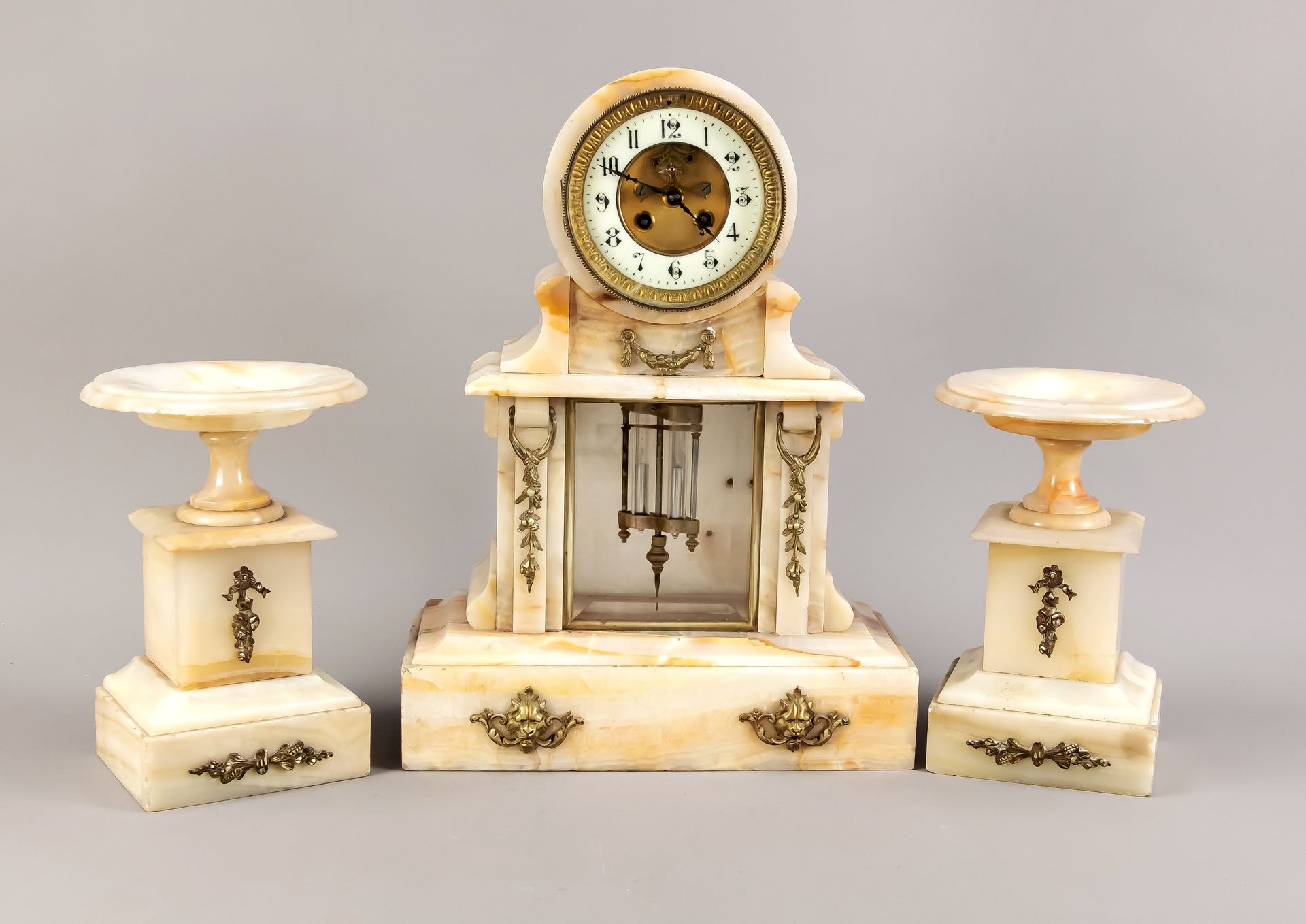 Null Pendule en marbre beige avec 2 coupes, 2ème moitié du 19ème siècle, constru&hellip;