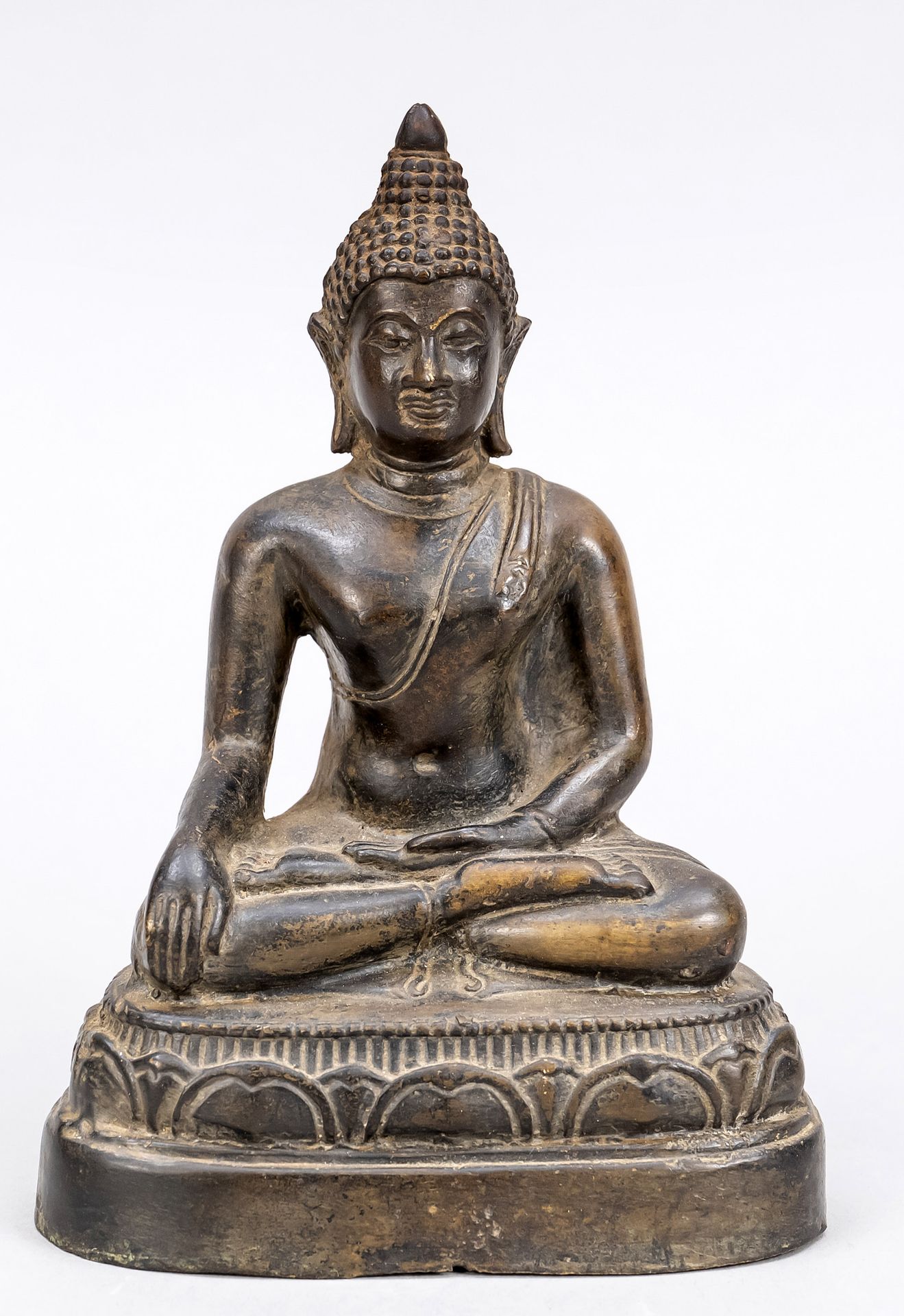 Null Buddha, Thailandia?, probabilmente XIX secolo, bronzo pieno, h. 17 cm