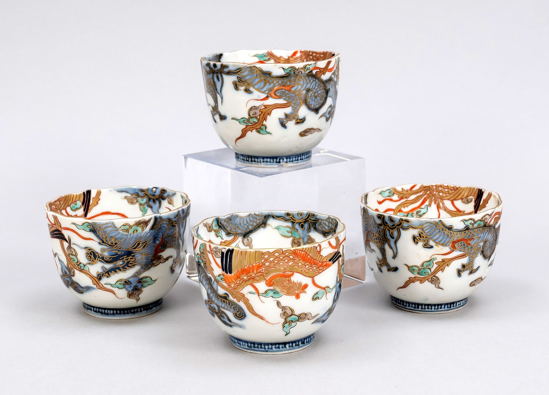 Null 4 tasses Imari lobées, Japon, 19e s. Décor circulaire de dragon et de phéni&hellip;