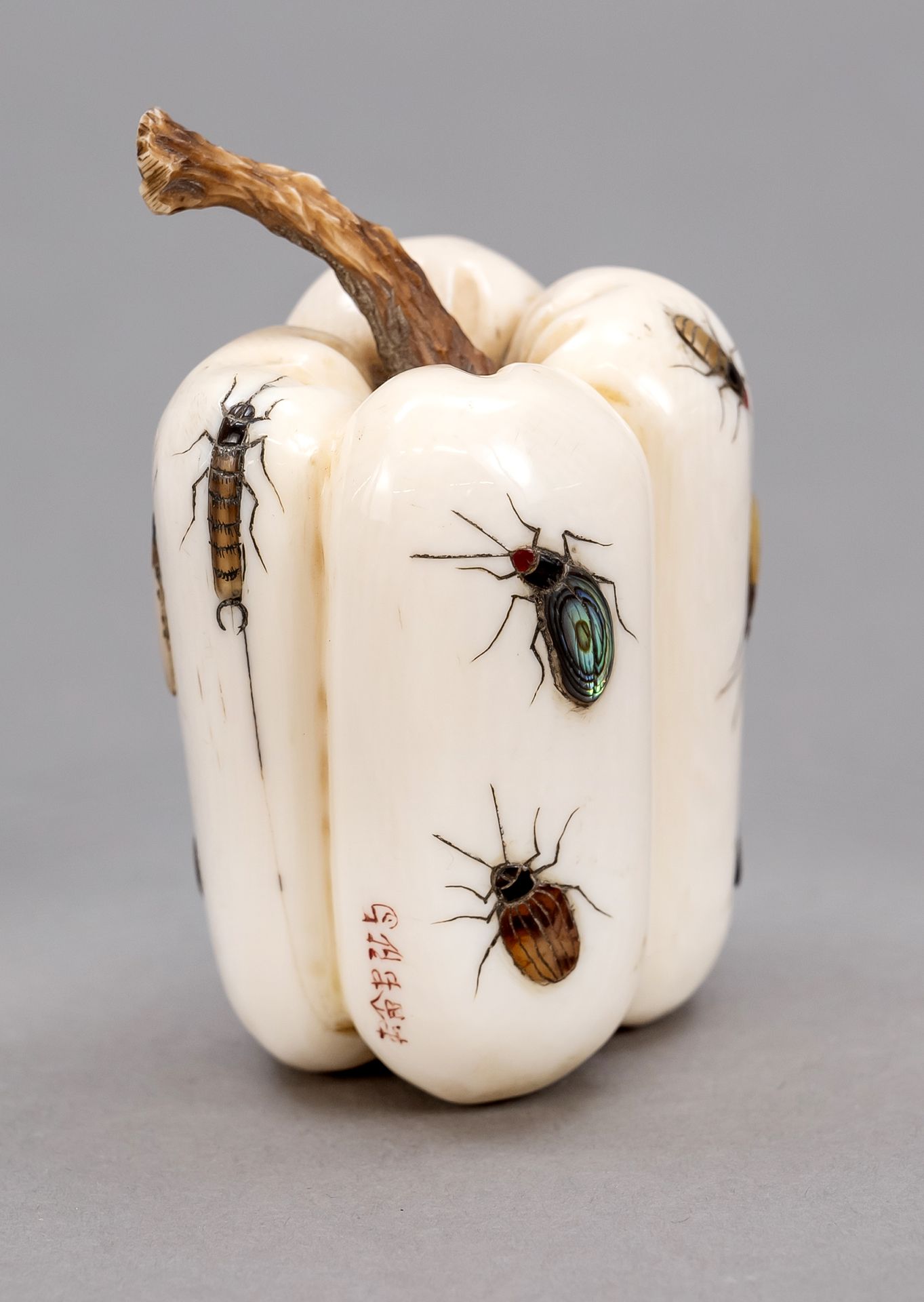 Null Shibayama Okimono的辣椒形状，日本，约1900年（明治）。逼真的、完全可塑的水果表现为象牙雕刻，并镶嵌有珍珠母和其他材料的各种昆虫的形&hellip;