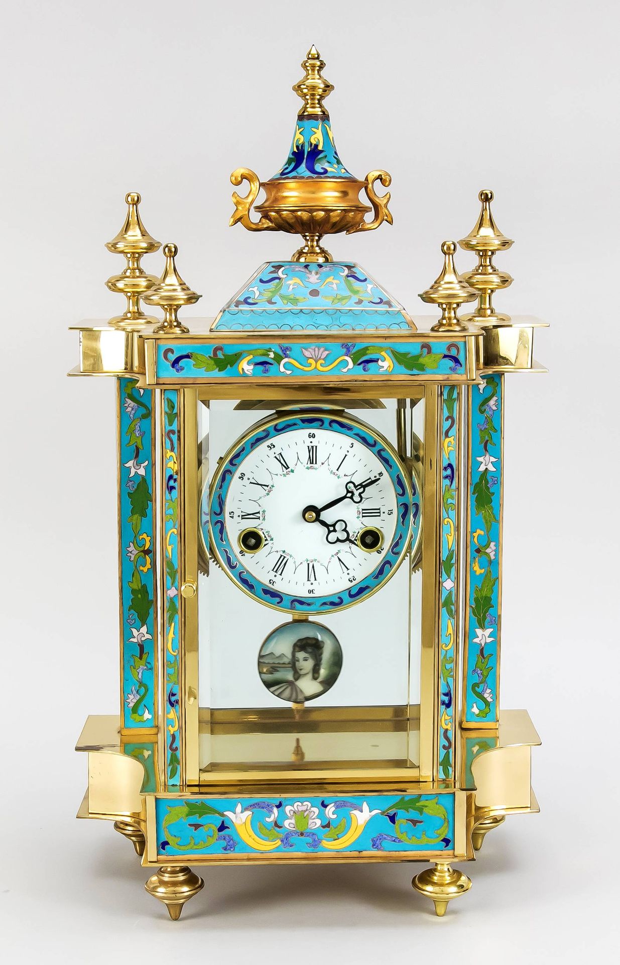 Null 一个大型景泰蓝时钟，20世纪，可能是中国，白色珐琅表盘上有罗马数字和多色卷须，所有的侧面都有刻面和上釉，侧面有描绘妇女的珐琅作品，摆式机芯有1/2小时&hellip;
