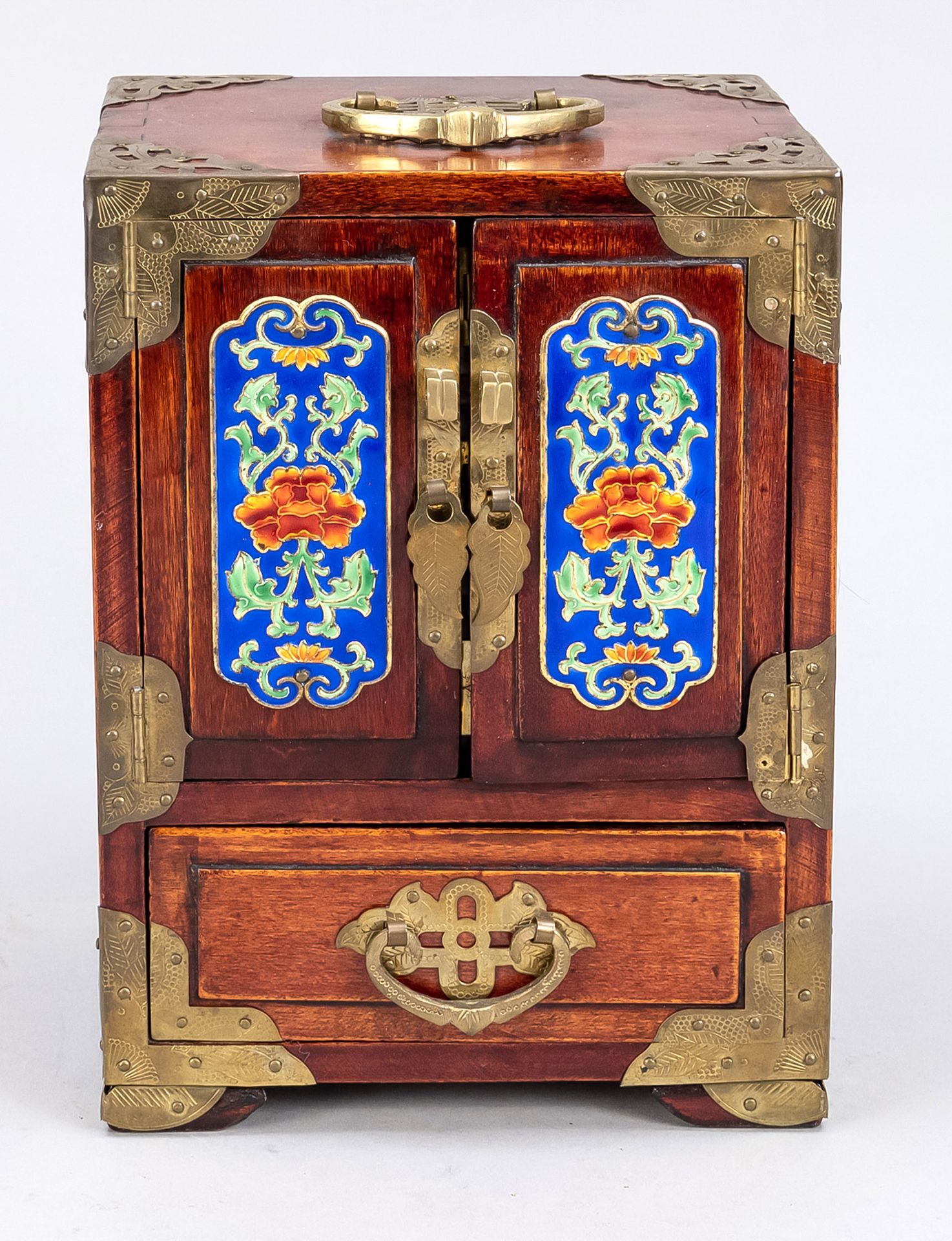 Null 珠宝柜，中国，20世纪初。 深色细纹硬木，装饰性黄铜配件。侧面和门上有匹配的景泰蓝莲花卷轴的弧形牌匾。门后有3个小抽屉，底部有一个抽屉，22 x 15&hellip;