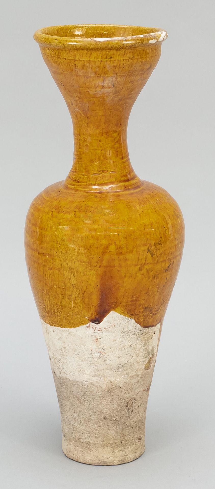 Null 单色釉花瓶，中国，大概是唐朝时期。肩部造型，颈部外扩，唇缘略微鼓起。单色，上面三分之二的地方有黄橙色的釉，底和上面不施釉，高32厘米。