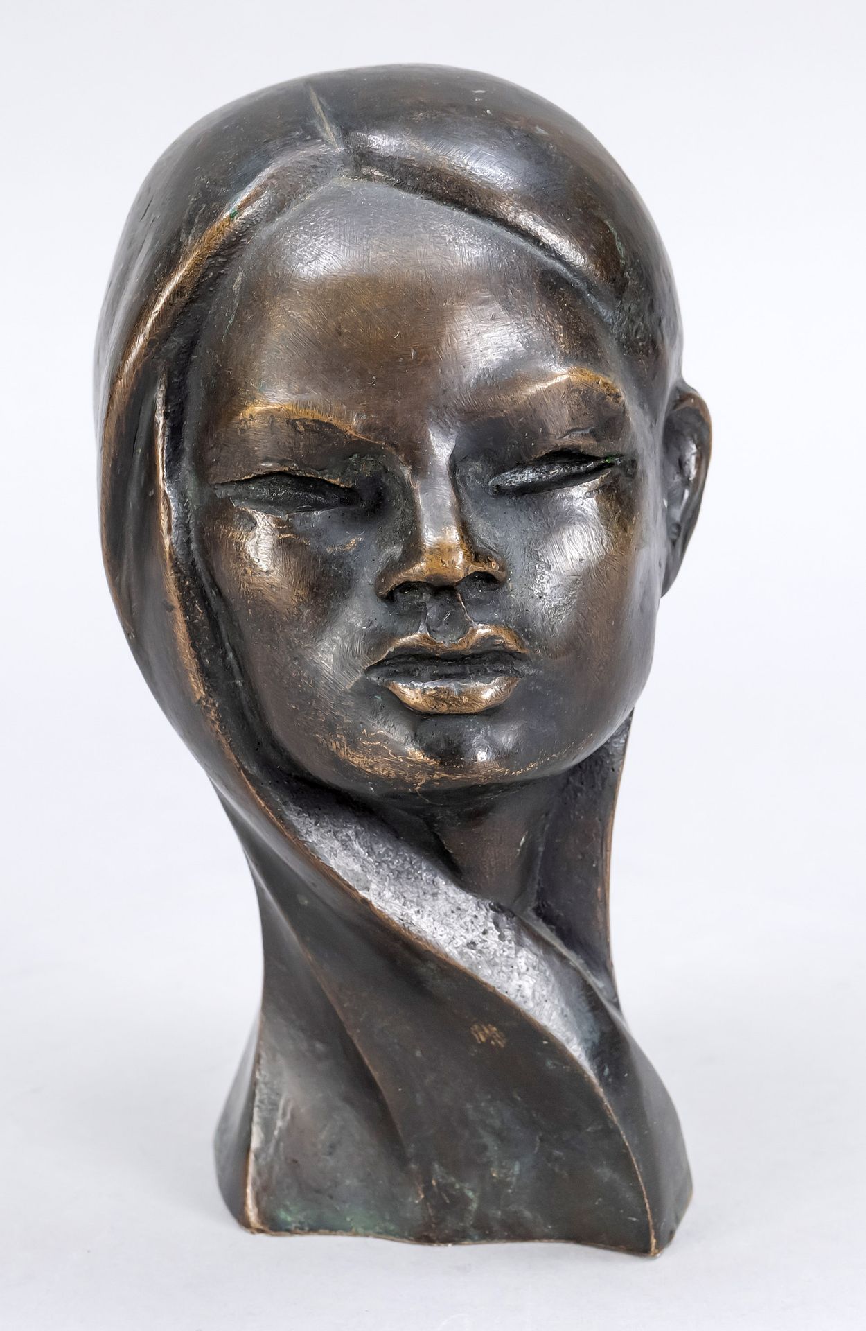 Null 不明身份的雕塑家，20世纪中期，长发年轻女子的半身像，棕色的青铜，没有签名，高20厘米