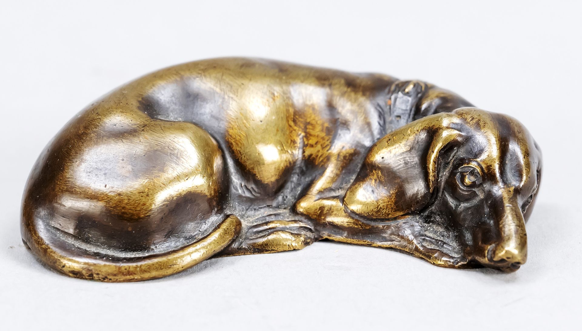 Null Small bronze sculpture of a reclining dachshund, early 20th c., patinated s&hellip;