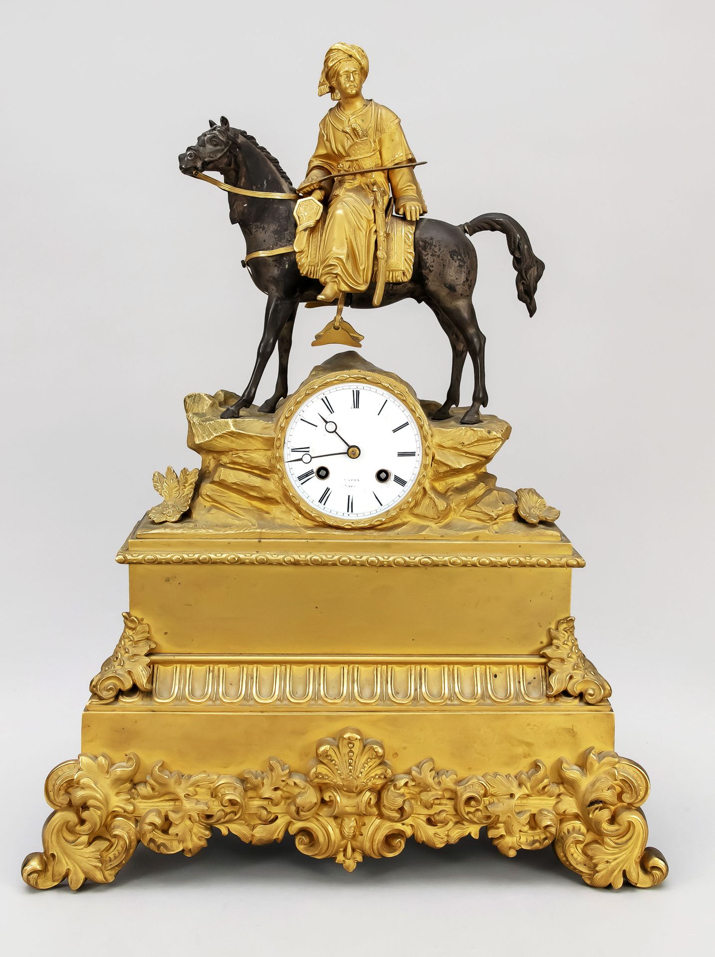 Null En francés. Péndulo de figura, 1ª mitad del siglo XIX, dorado al fuego, gru&hellip;
