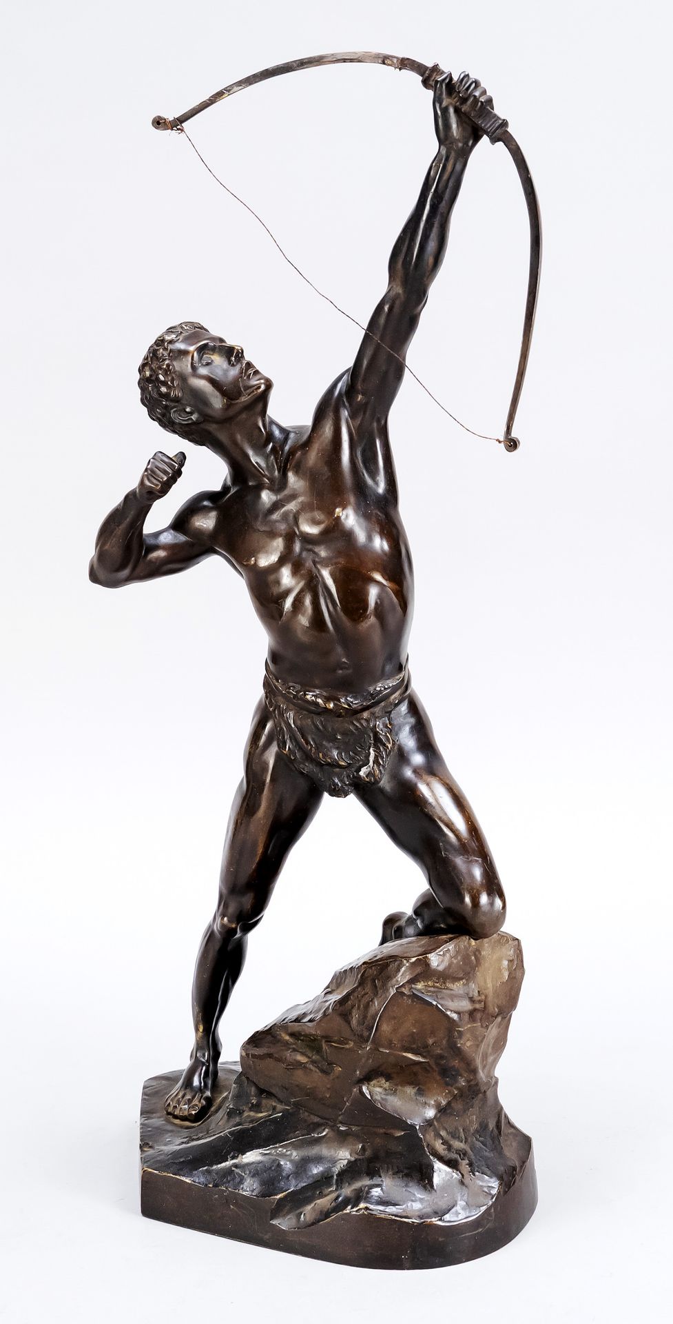 Null 尼古拉斯-温德林-施密特（1883-1954），德国雕塑家，在柏林皇家美术学院学习，1913年获罗马奖。跪在岩石上的弓箭手，深色斑驳的青铜，岩石上有 &hellip;