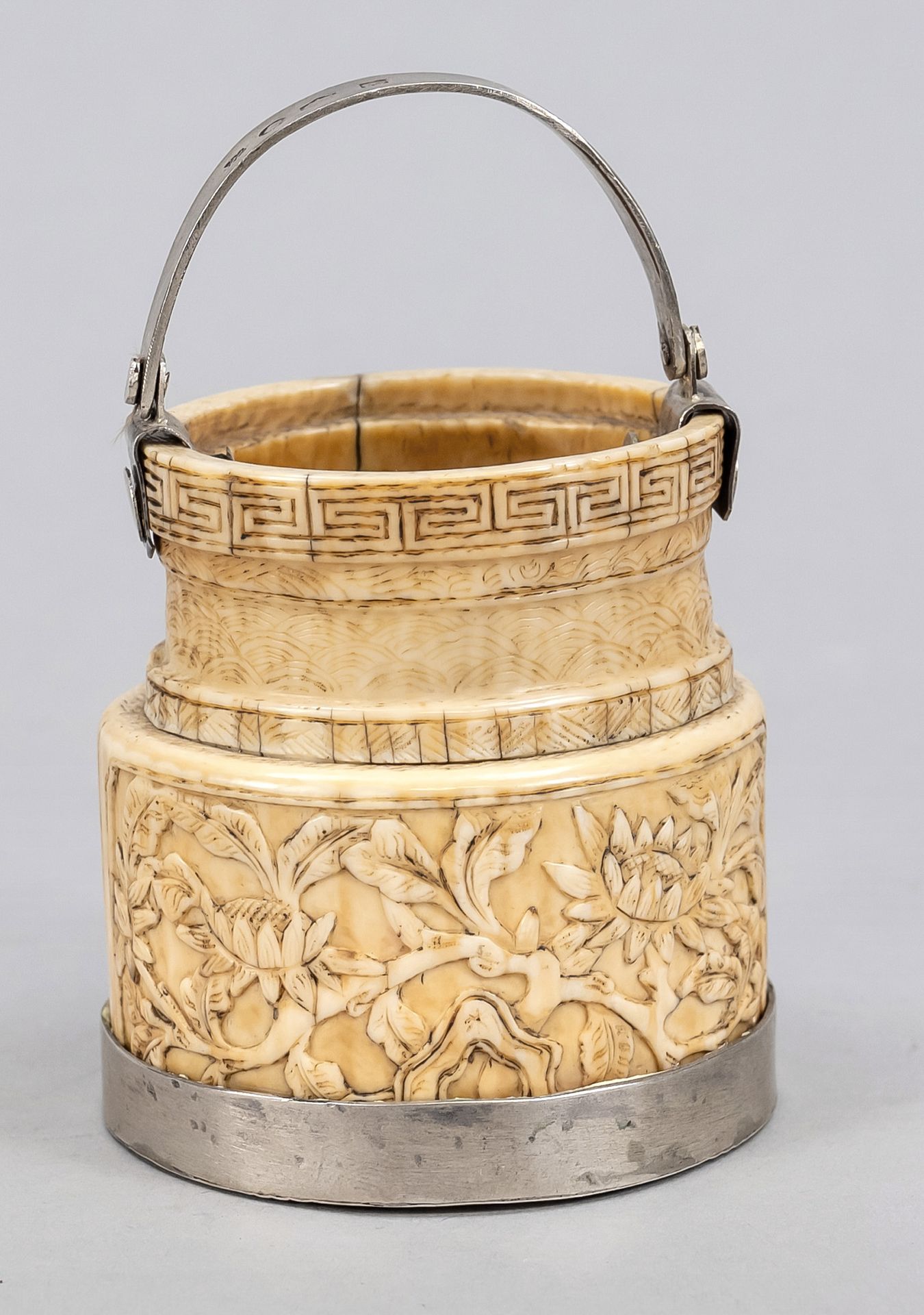 Null 银质底座的有盖花瓶的碎片，中国（清）。象牙，有浮雕，缩颈处有波浪装饰，高11厘米