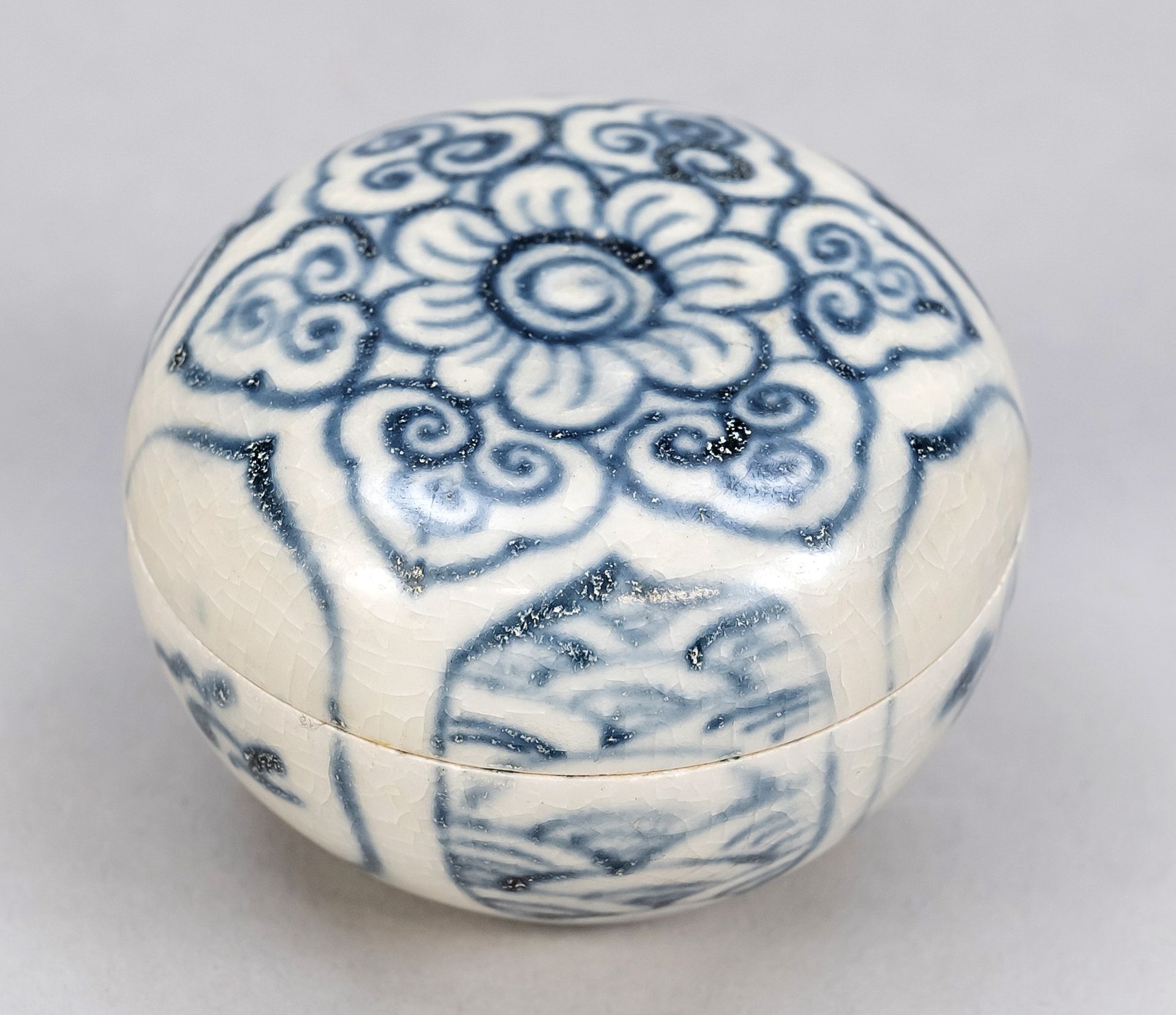 Null 青白盖盒（会安囤积物），越南，可能是16世纪，盖子和下半部分装饰有大型的风格化的花朵和交替的波浪图案和花朵的刻痕，高5/D. 6,5厘米