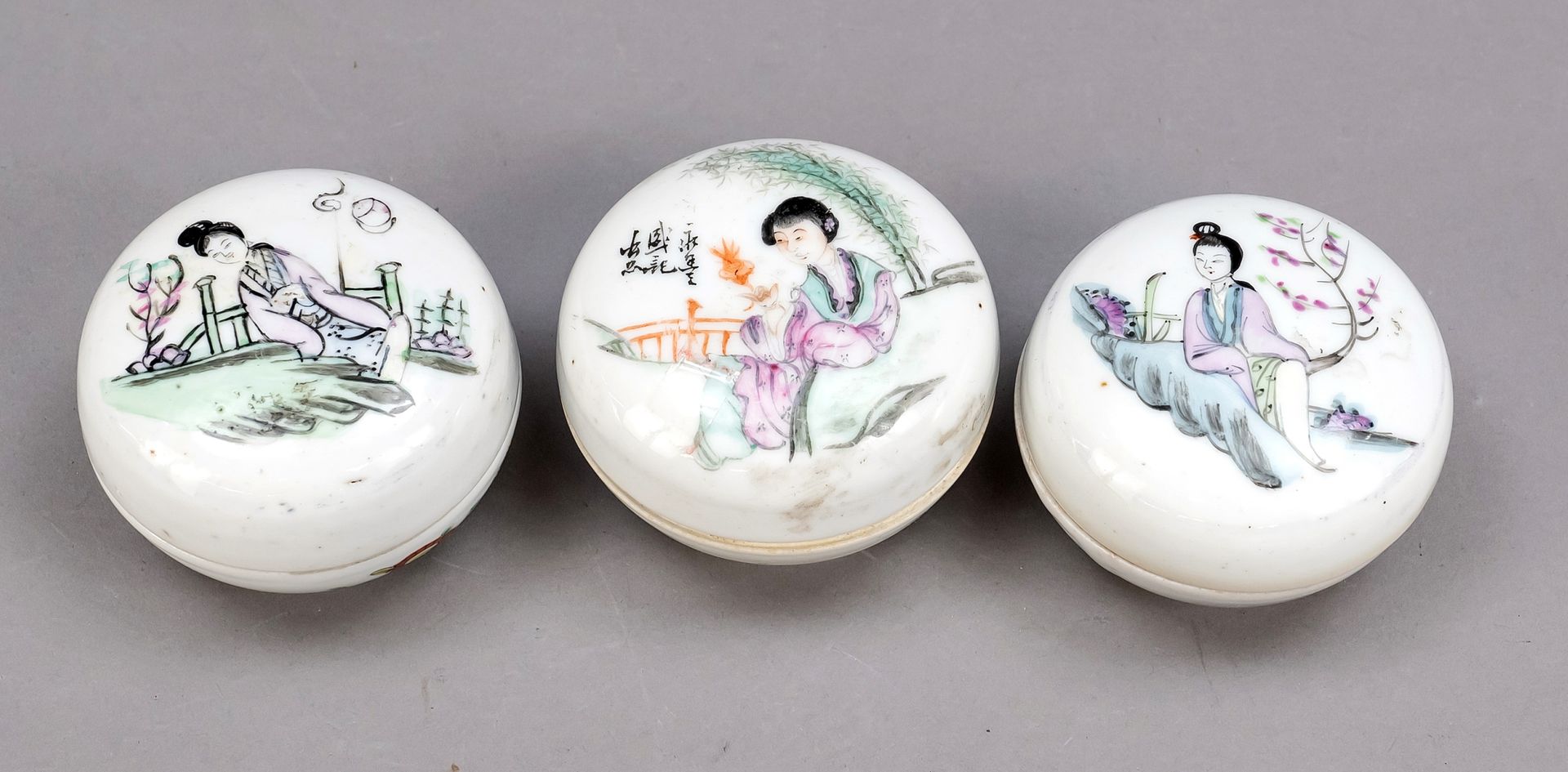 Null 3个用于密封浆糊的有盖罐子，中国，民国时期。盖子上的Famille-Rose装饰有美人，长8厘米