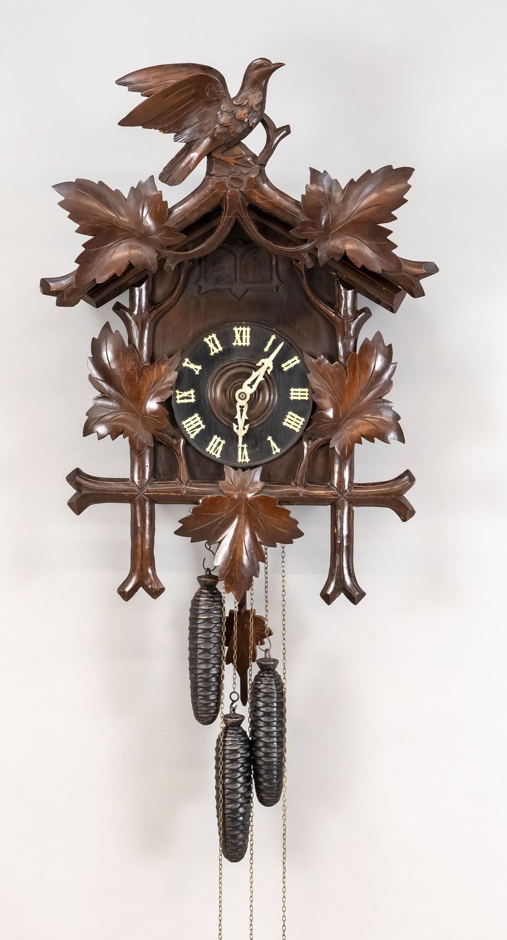 Null Large cuckoo clock, 1st half of 20th century, hand carved, with cuckoo and &hellip;