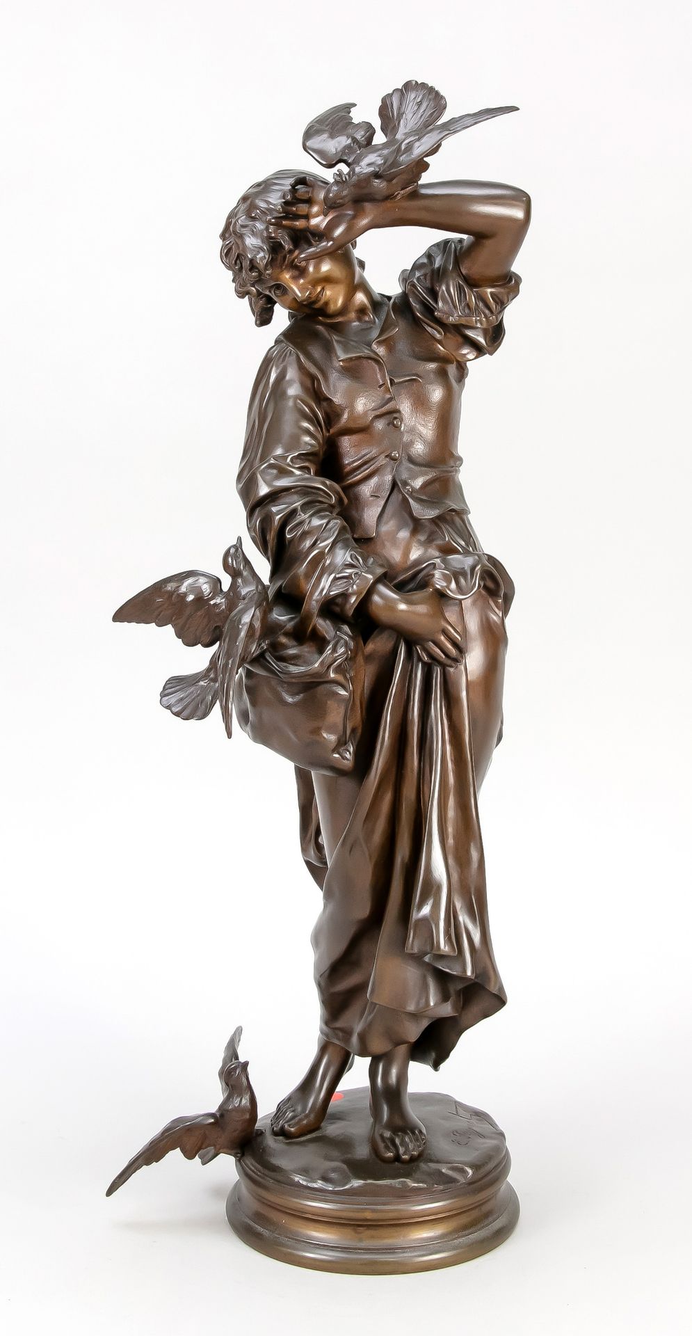 Null Émile Edmond Peynot (1850-1932)，被三只鸟攻击的年轻女人，棕色的青铜，在圆形底座上签名，高-g. 55厘米