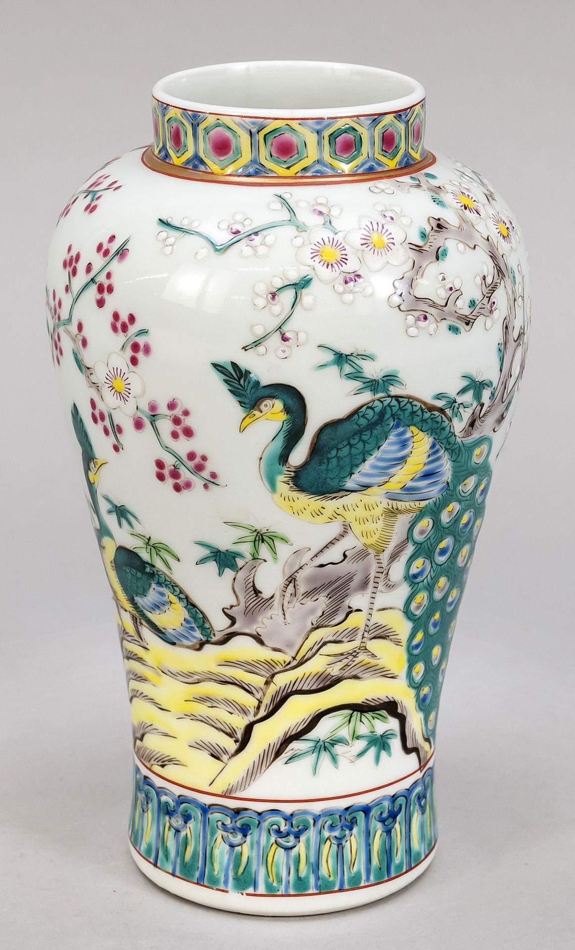 Null 法米勒玫瑰花瓶，中国，20世纪，四周装饰有孔雀和花枝，高20厘米