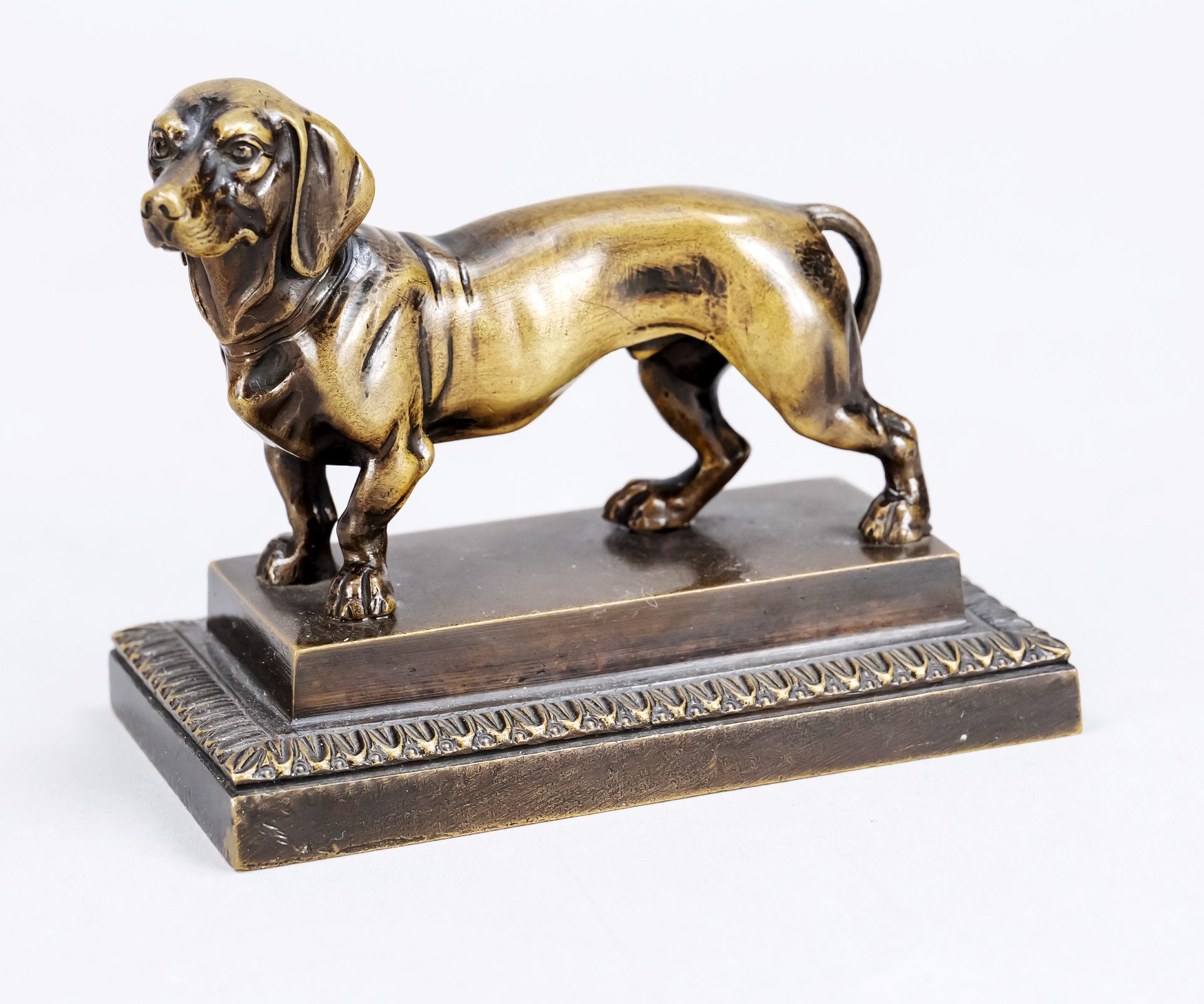 Null 20世纪初的腊肠犬小雕塑，阶梯式底座上的实心青铜，背面刻有 "Zum Ansdenken 1909 Lio "字样，经摩擦，长10厘米