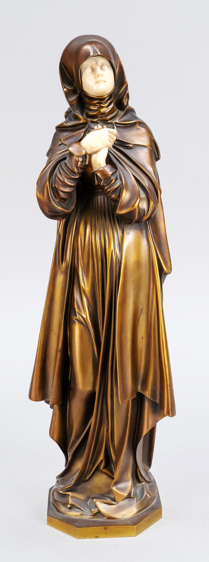 Null 纽伦堡圣母像，约1900年，青铜和象牙，侧面刻有 "Susse Freres Editeurs Paris "的字样，高43厘米。