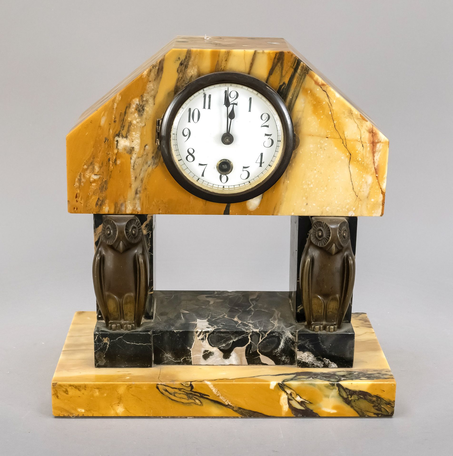 Null Lenzkirch装饰艺术壁炉钟，有青铜猫头鹰，黑色/棕色大理石，带Lenzkirch机芯，机芯号为1.833.030，大约在1916年，白色表盘有阿&hellip;