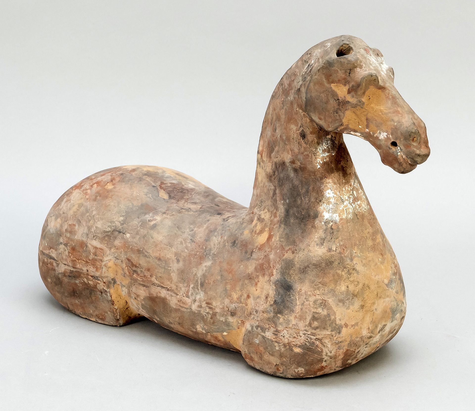 Null Figura di cavallo, Cina, età sconosciuta, terracotta. Cavallo sdraiato (sen&hellip;