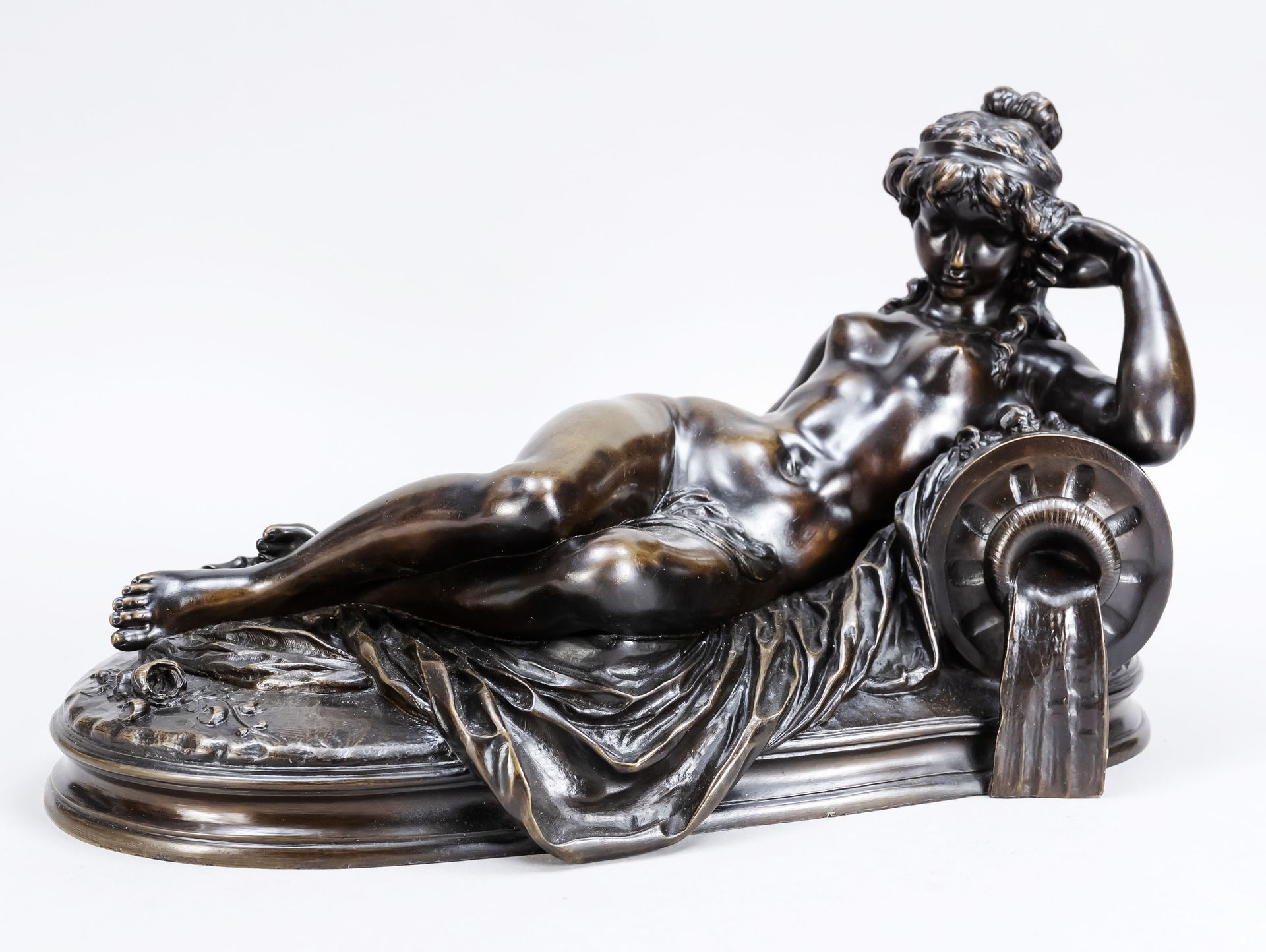 Null Clodion (1738-1814)之后，躺着的仙女靠在一个即将枯萎的水壶上，深色的青铜，侧面有铭文，铸于20世纪初，20 x 25 x 40厘米