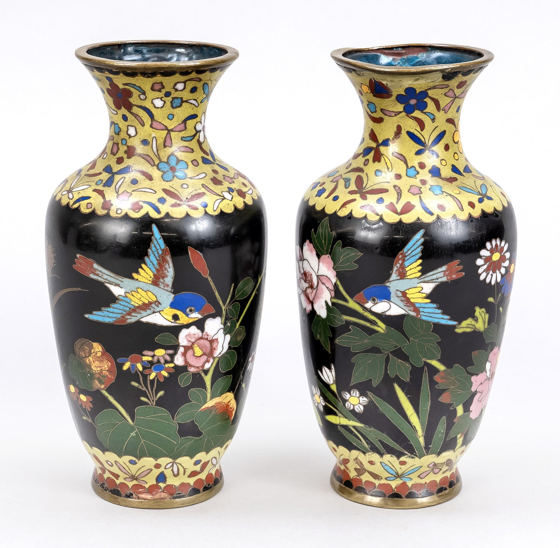 Null 景泰蓝花瓶一对，日本，约1900年（明治）。在黑底上，在盛开的花朵之间有飞鸟的环形装饰。略有损坏，高19厘米