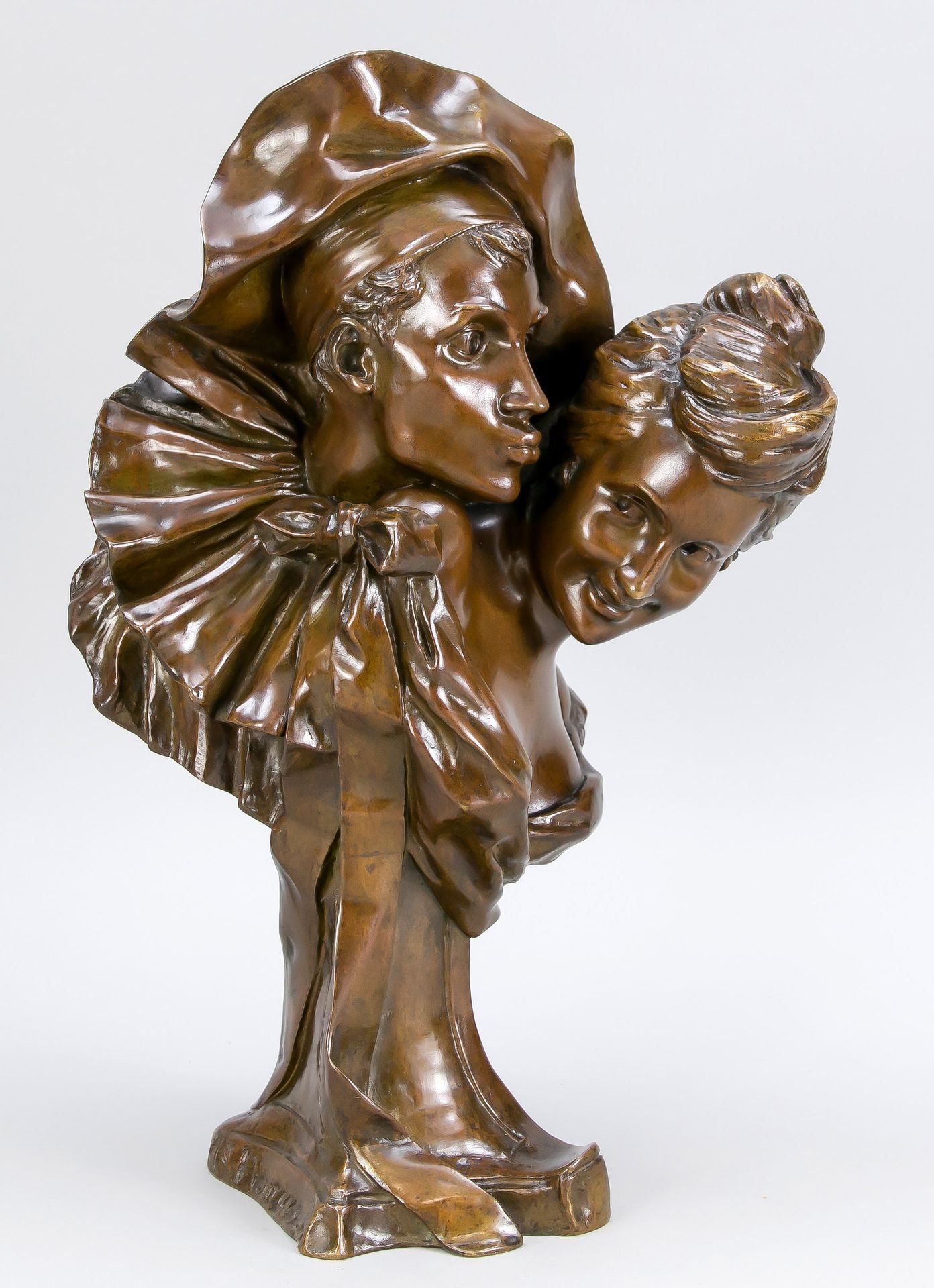 Null 弗朗索瓦-阿尔方斯-皮克马尔，法国，约1900年，皮耶罗试图亲吻一个女孩的大型双人半身像，棕色的青铜，在支架上签名，高44厘米。