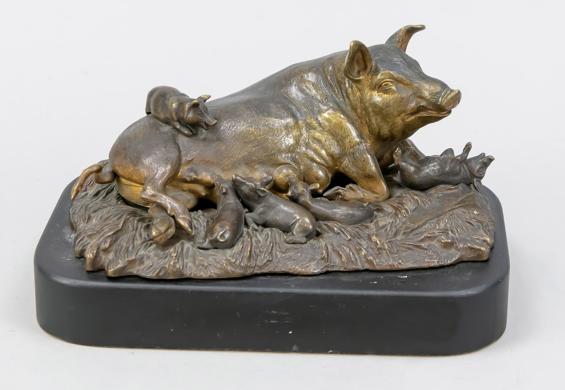 Null 19世纪下半叶的匈牙利雕塑家，母猪和小猪。青铜，有光泽。创始人的印章/签名 "Testory R.T."，黑漆砂岩底座。在一个用稻草铺成的马厩地板形式&hellip;