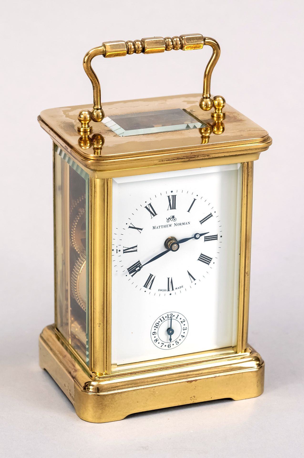 Null 马修-诺曼旅行钟，编号1754A，黄铜镀金，所有的面釉，白色珐琅表盘上有罗马数字，6点钟方向有闹钟指示器，锚式擒纵机芯，铃铛上有闹钟，有原来的说明书和&hellip;
