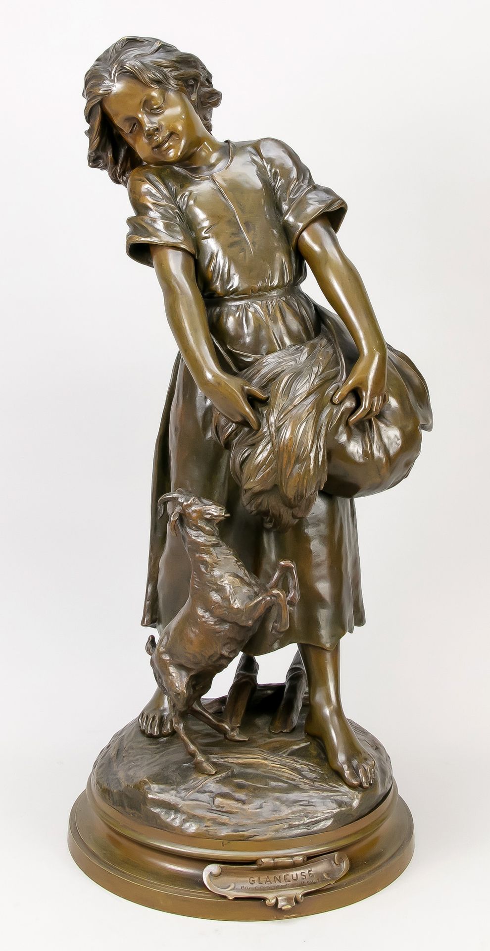 Null Edouard Drouot (1859-1945) (attrib.), ''Glaneuse'', 带着干草包和饥饿的小山羊的女孩，带绿色的青铜，&hellip;